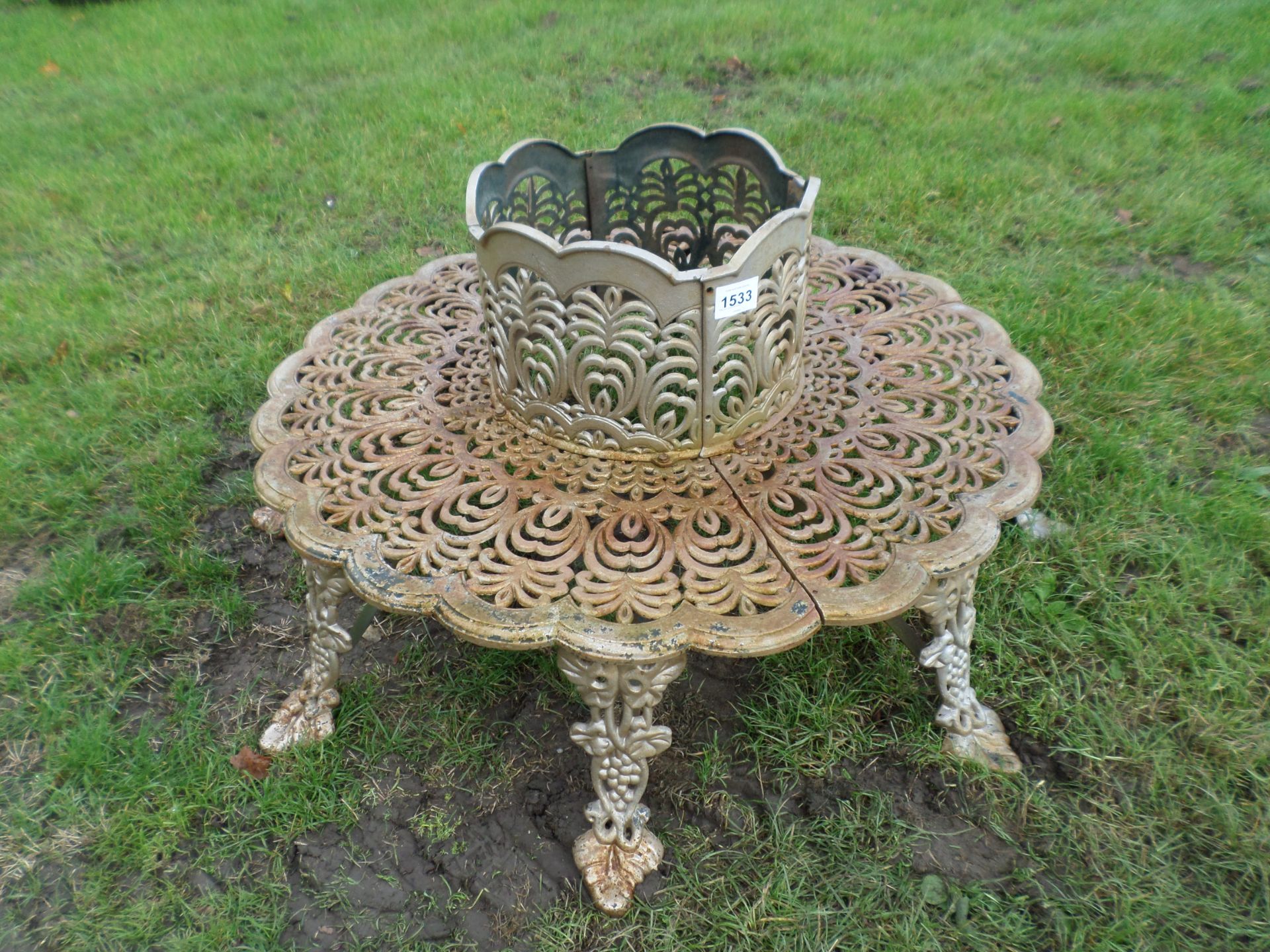 Cast iron round tree bench NO VAT - Image 3 of 3