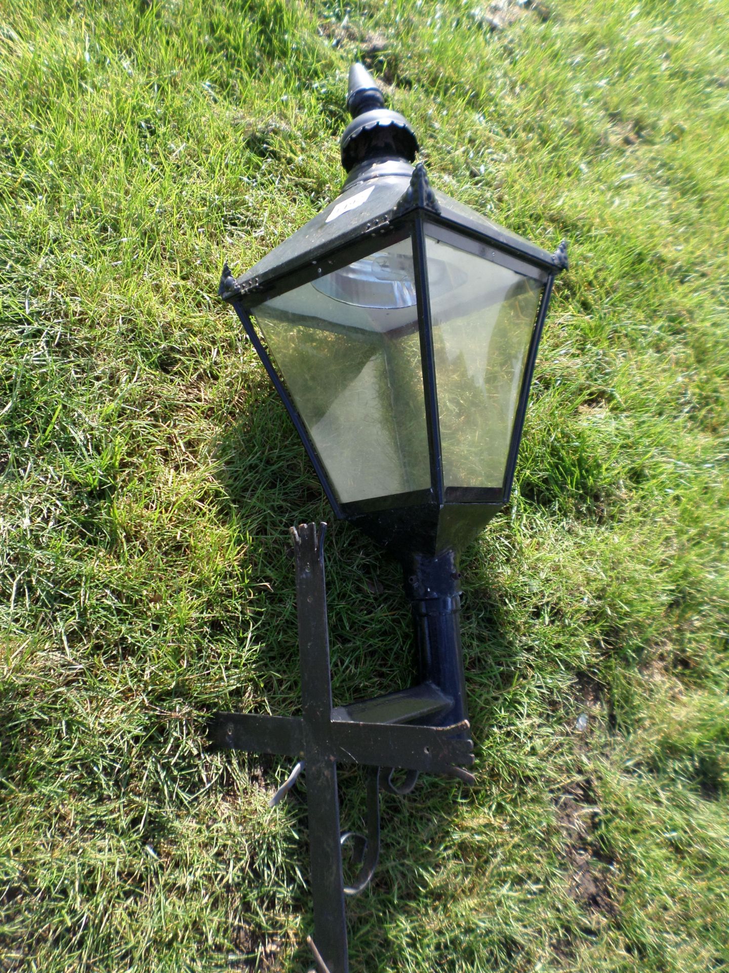 Old style street lamp top with wall bracket NO VAT - Image 2 of 3