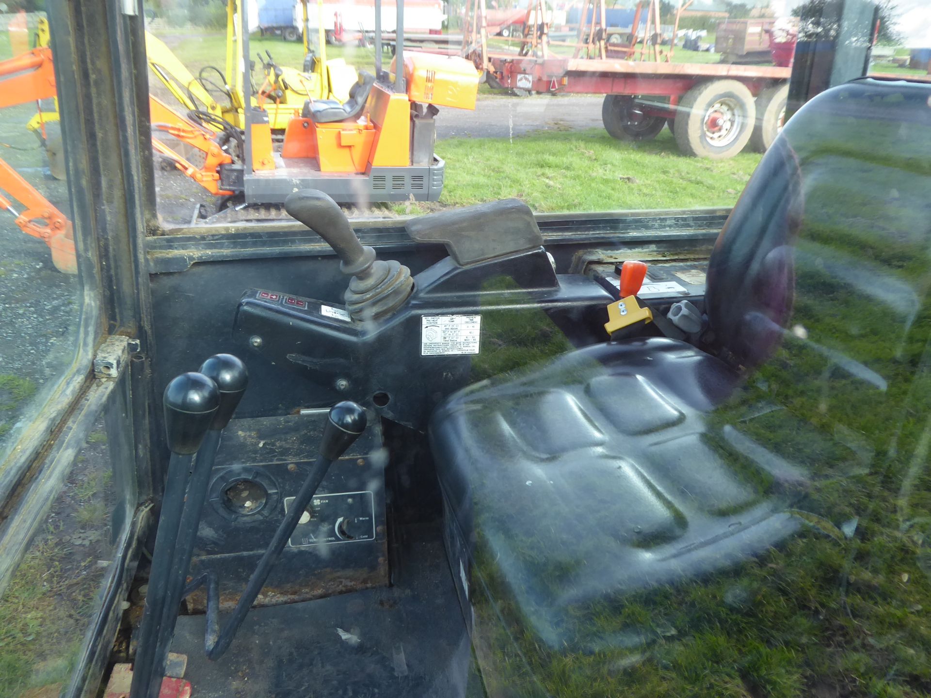 Kubota 320 mini digger (2003), c/w bucket, 3 cylinder Kubota engine, runs and drives - Image 2 of 3