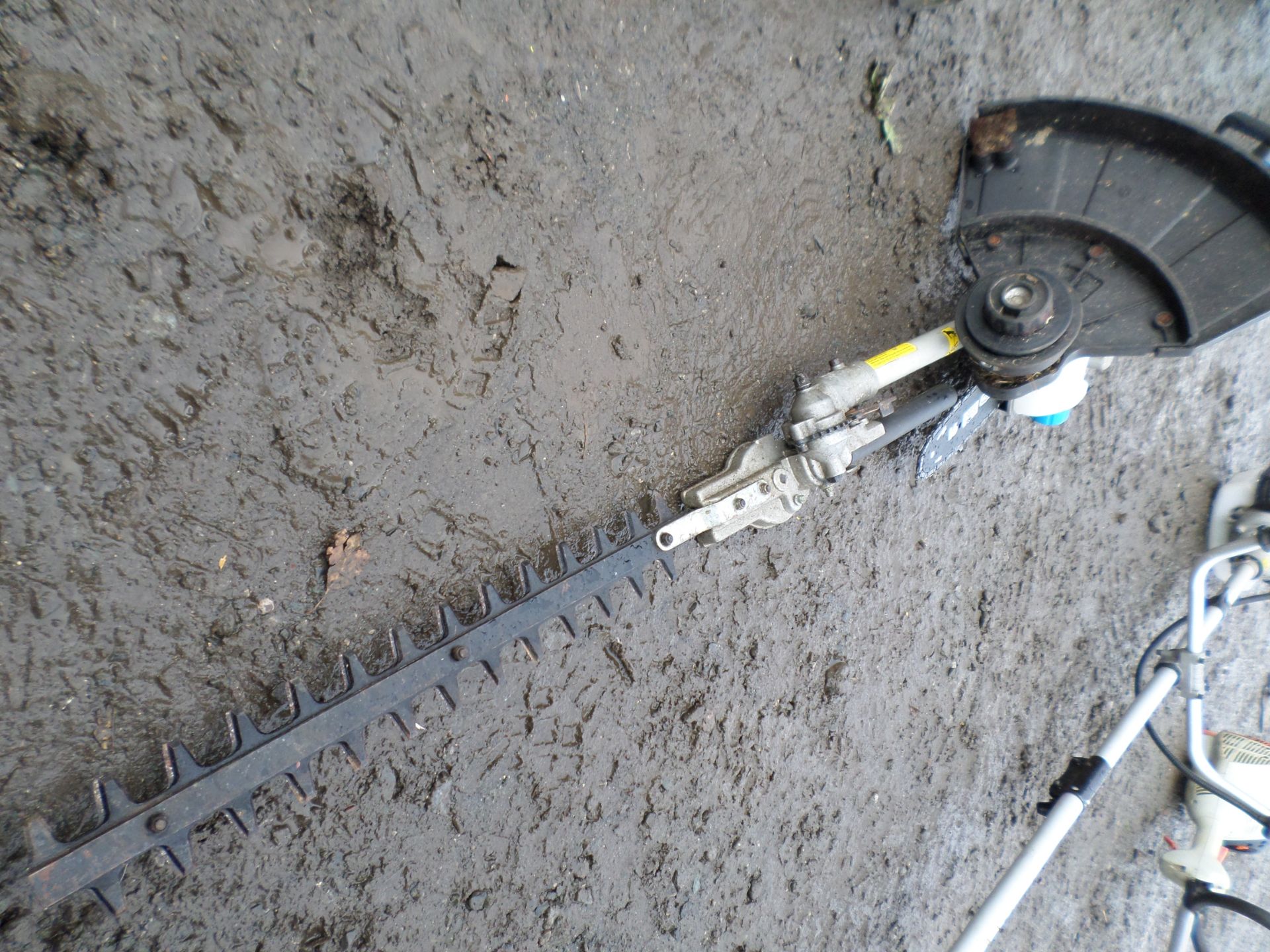 MacAllister strimmer with chainsaw and hedge trimmer attachments NO VAT - Image 2 of 4
