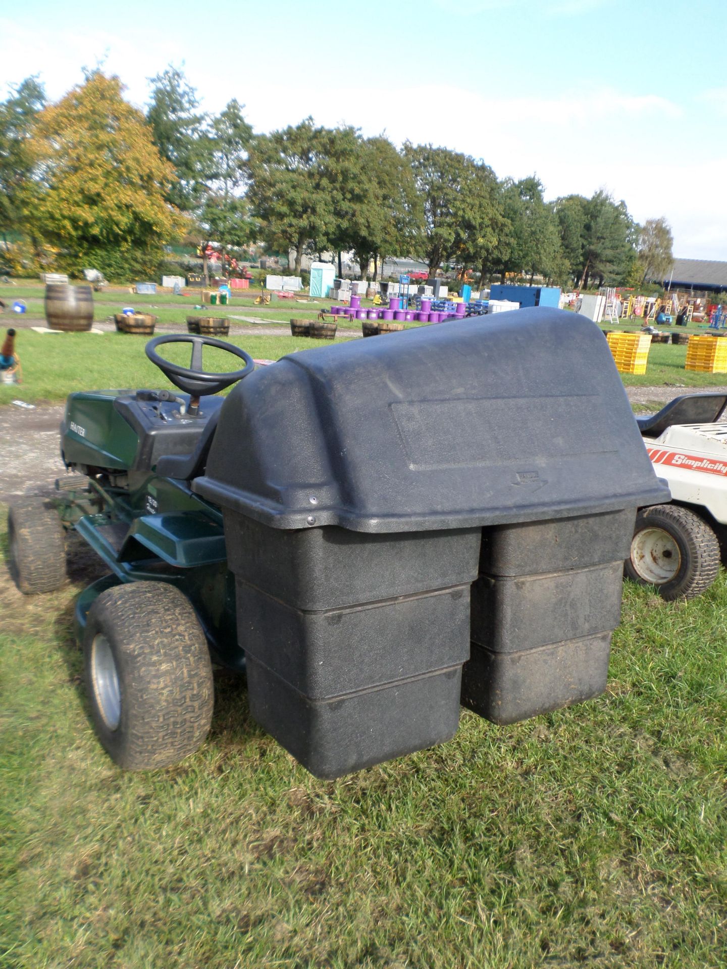 Hayter Heritage 12/30 ride on mower with grass collector, used this season but not serviced - Image 3 of 3