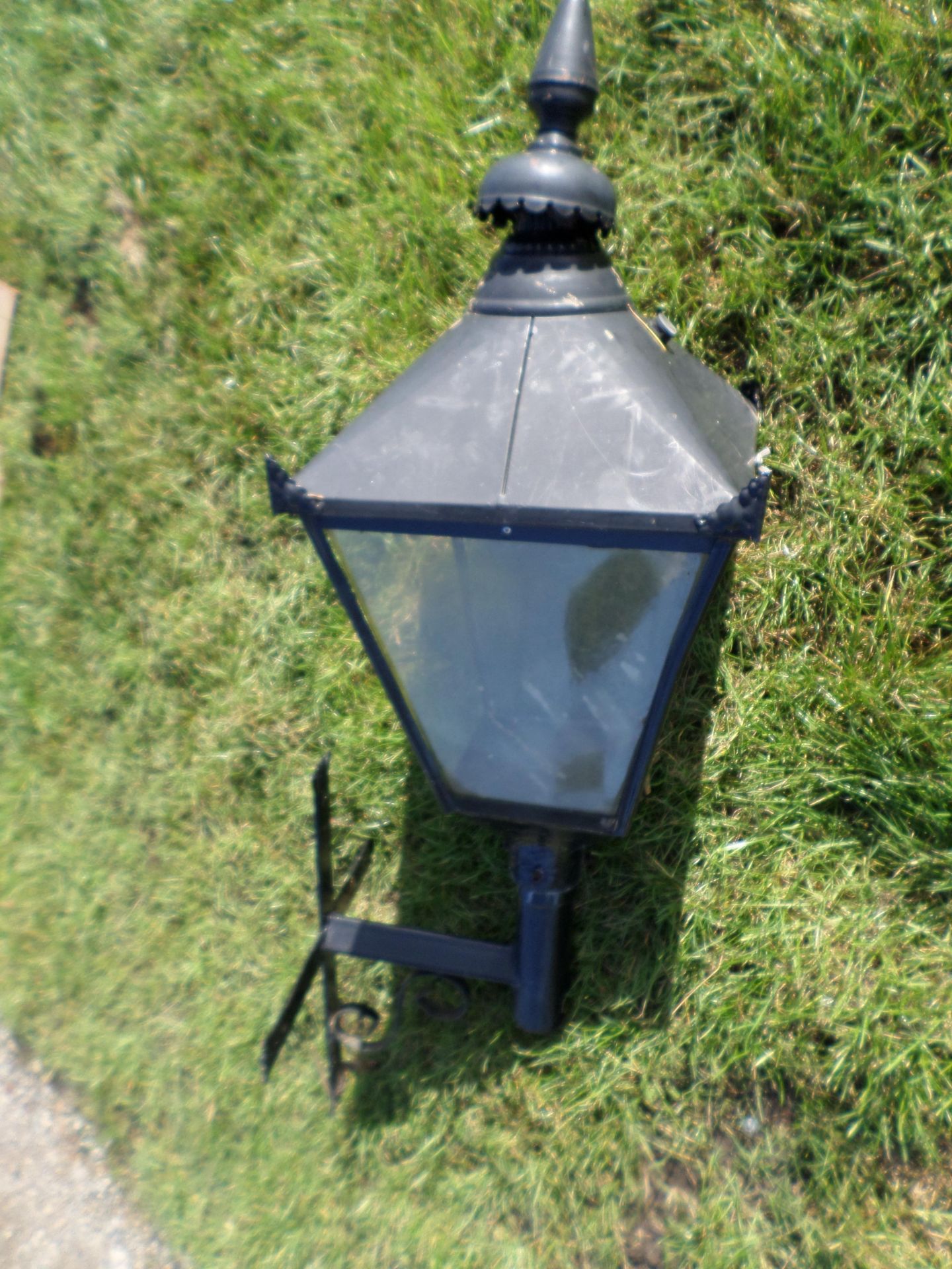 Old style street lamp top with wall bracket NO VAT - Image 3 of 3