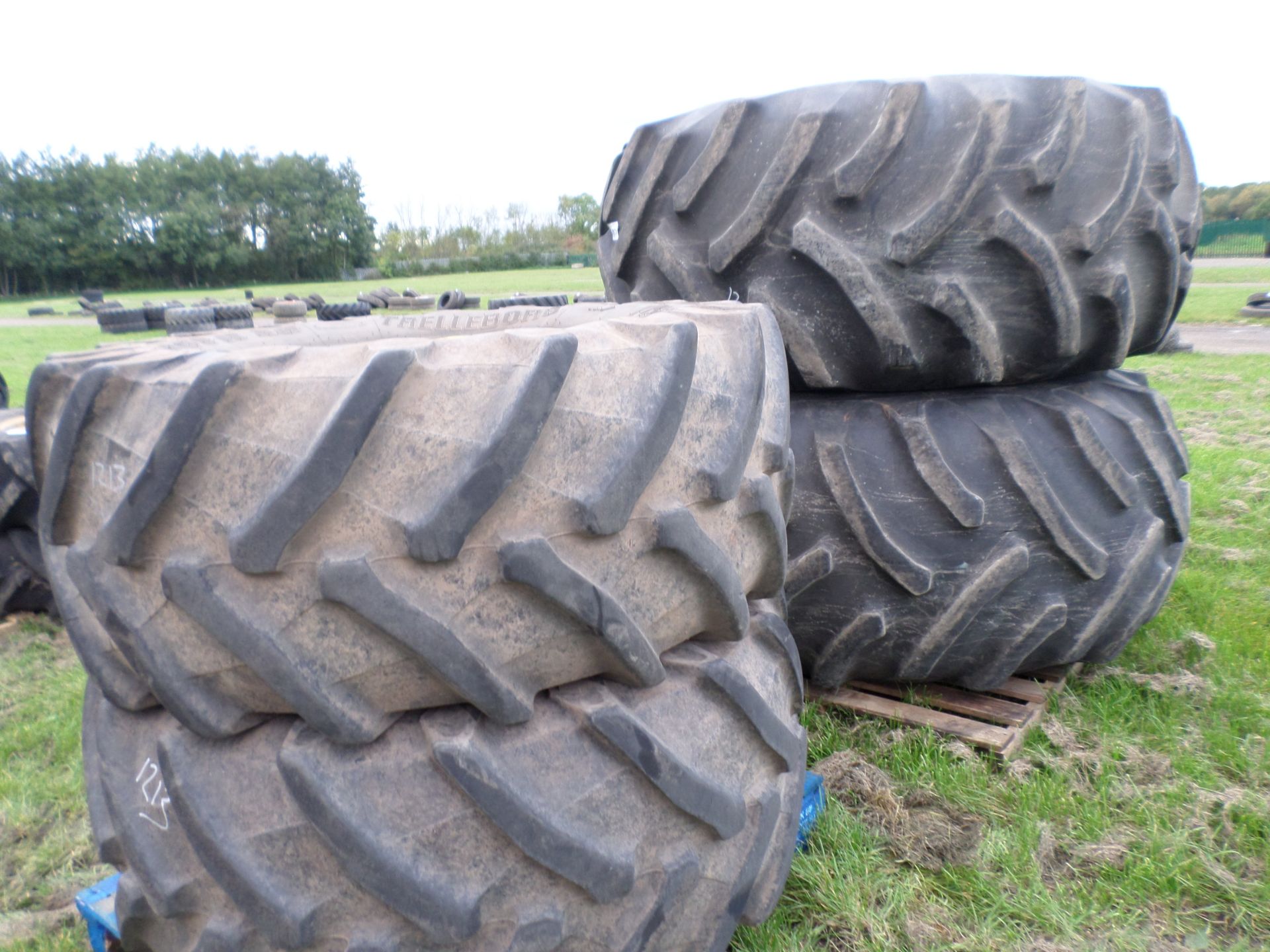 Set of 4 wheels, 800/32 rear wheels with 540/65/26 front wheels all on John Deere rims, c/w tyres