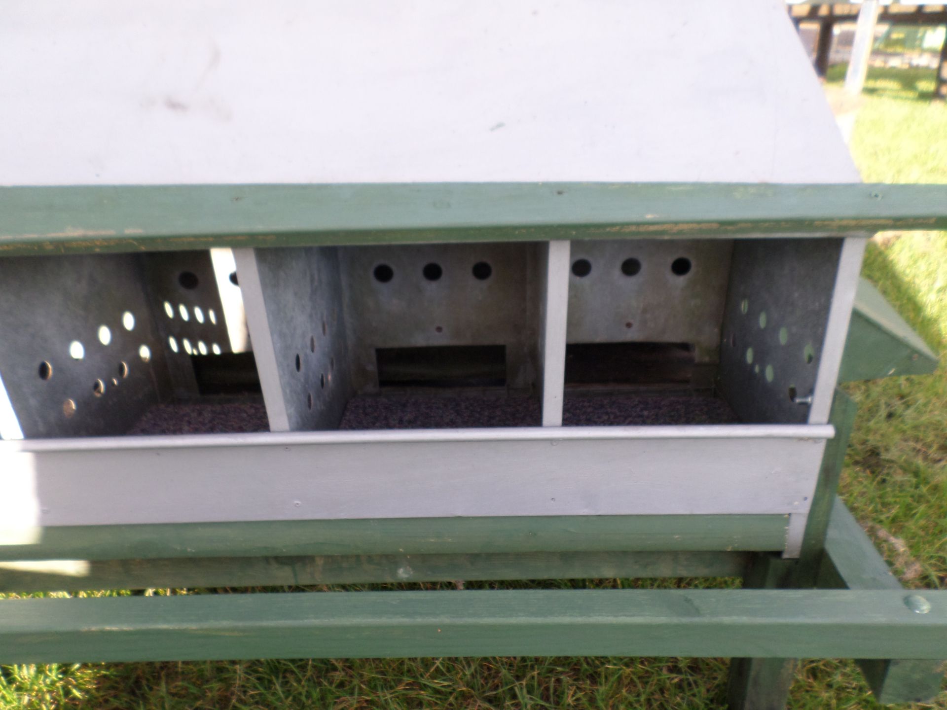 Rollaway 12 compartment nest box NO VAT - Image 2 of 3
