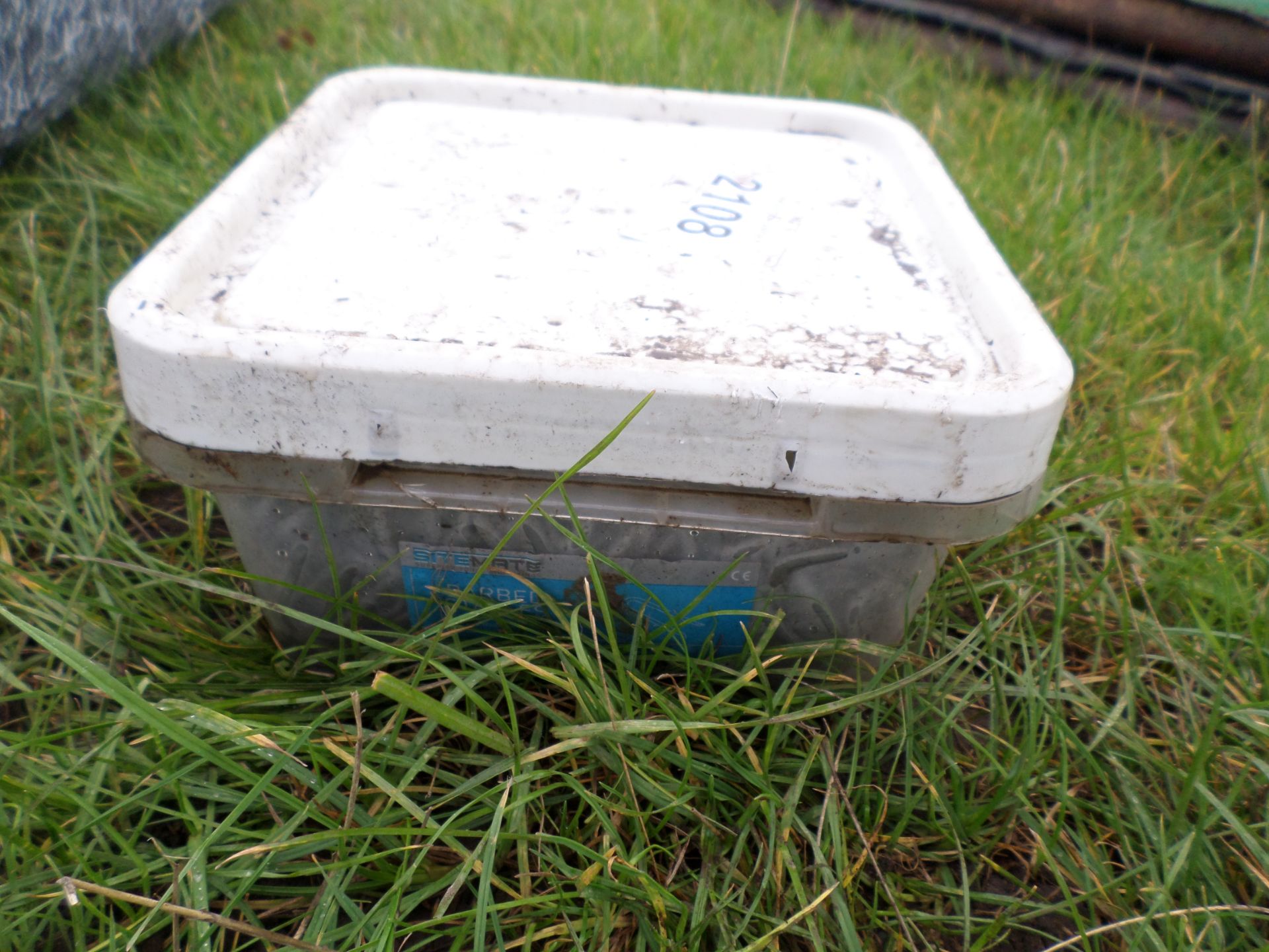 Tub of galvanised staples NO VAT