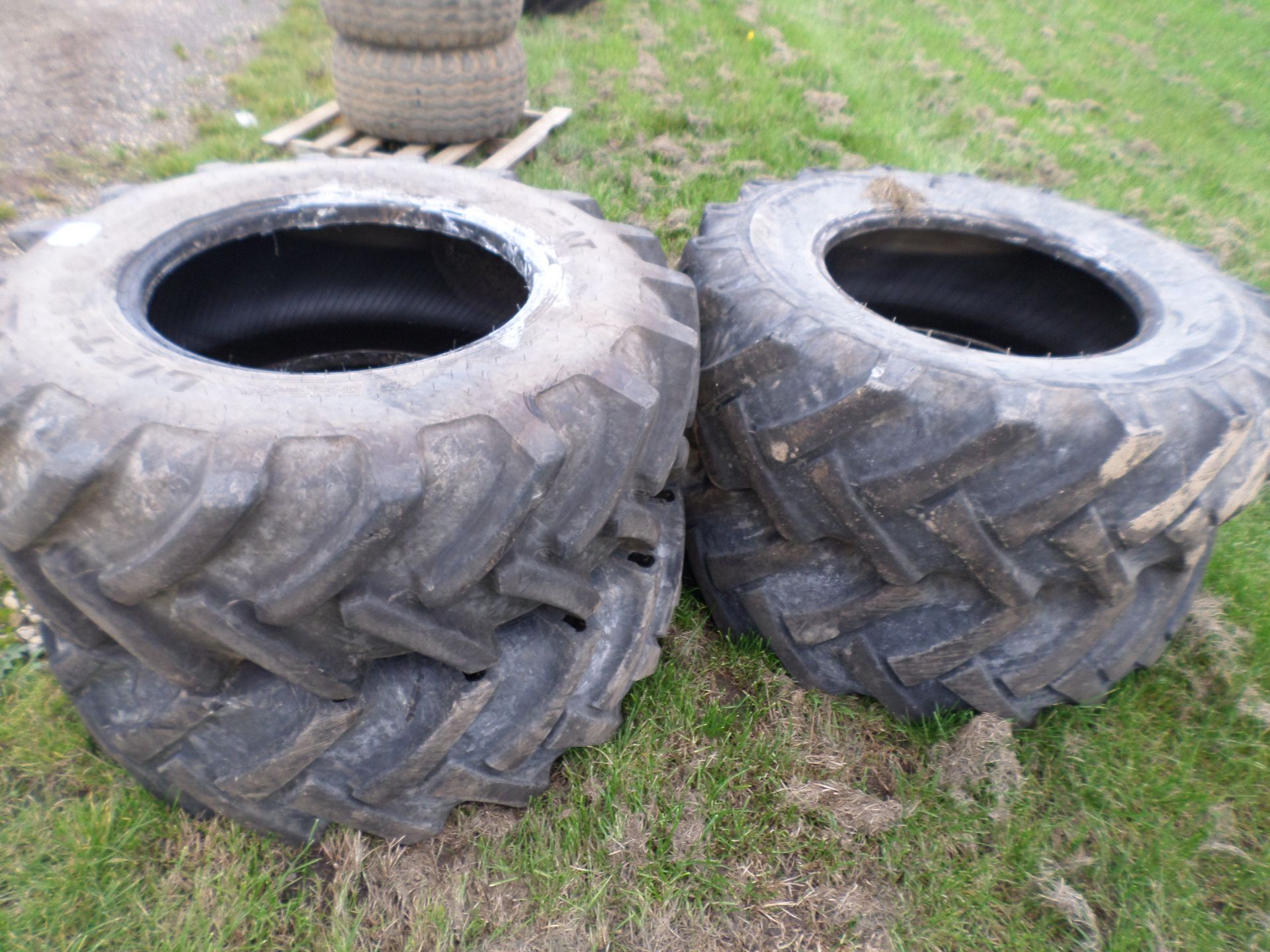 4 telehandler tyres 15.5/24, 1 Lift Pro 16ply IMP 1-3, 90\% tread, 3 BKT Implement AS504 12ply 1 - Image 3 of 3