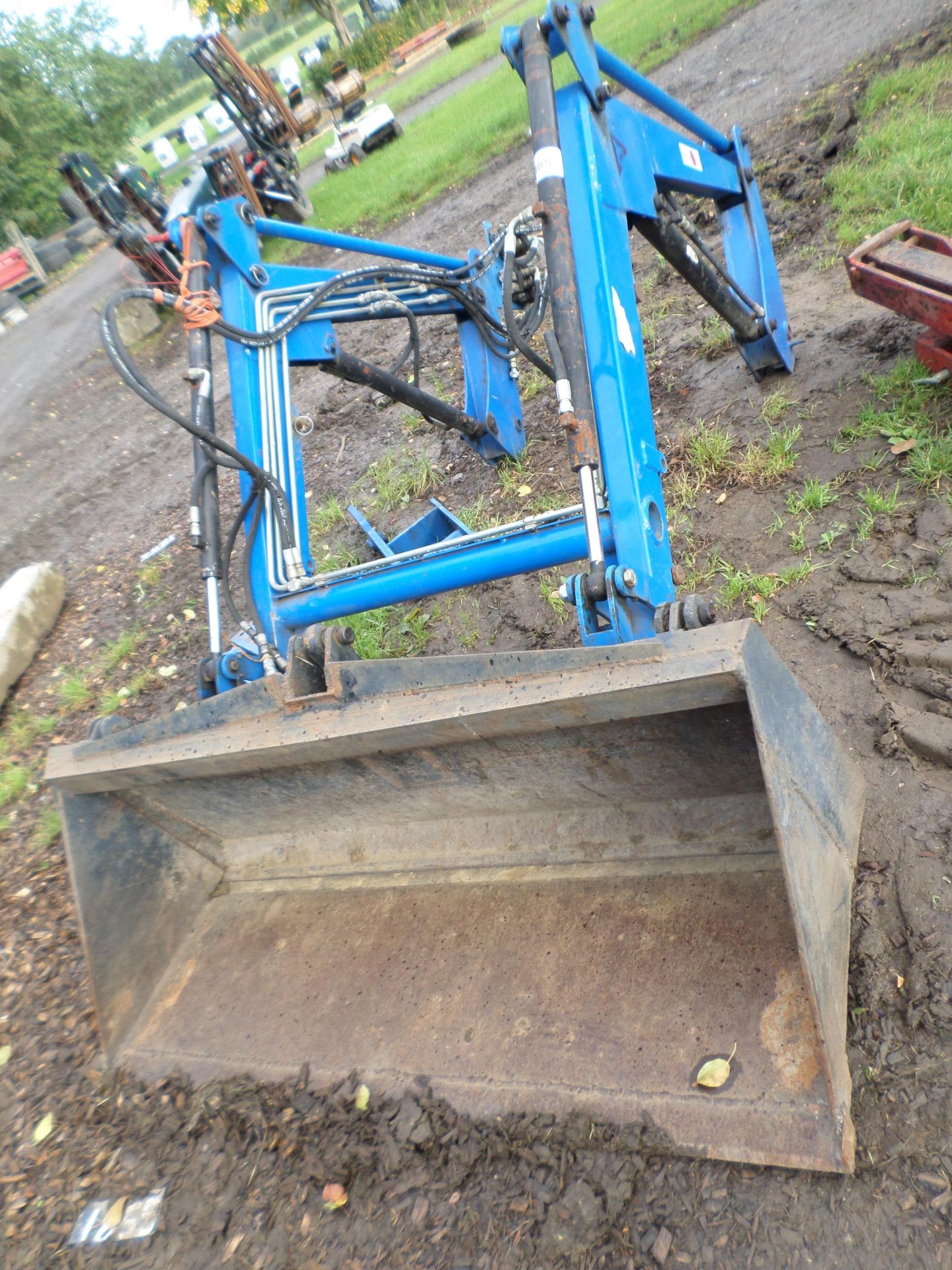 Front loader for small tractor including 4-in-1 bucket, gwo NO VAT - Image 3 of 3