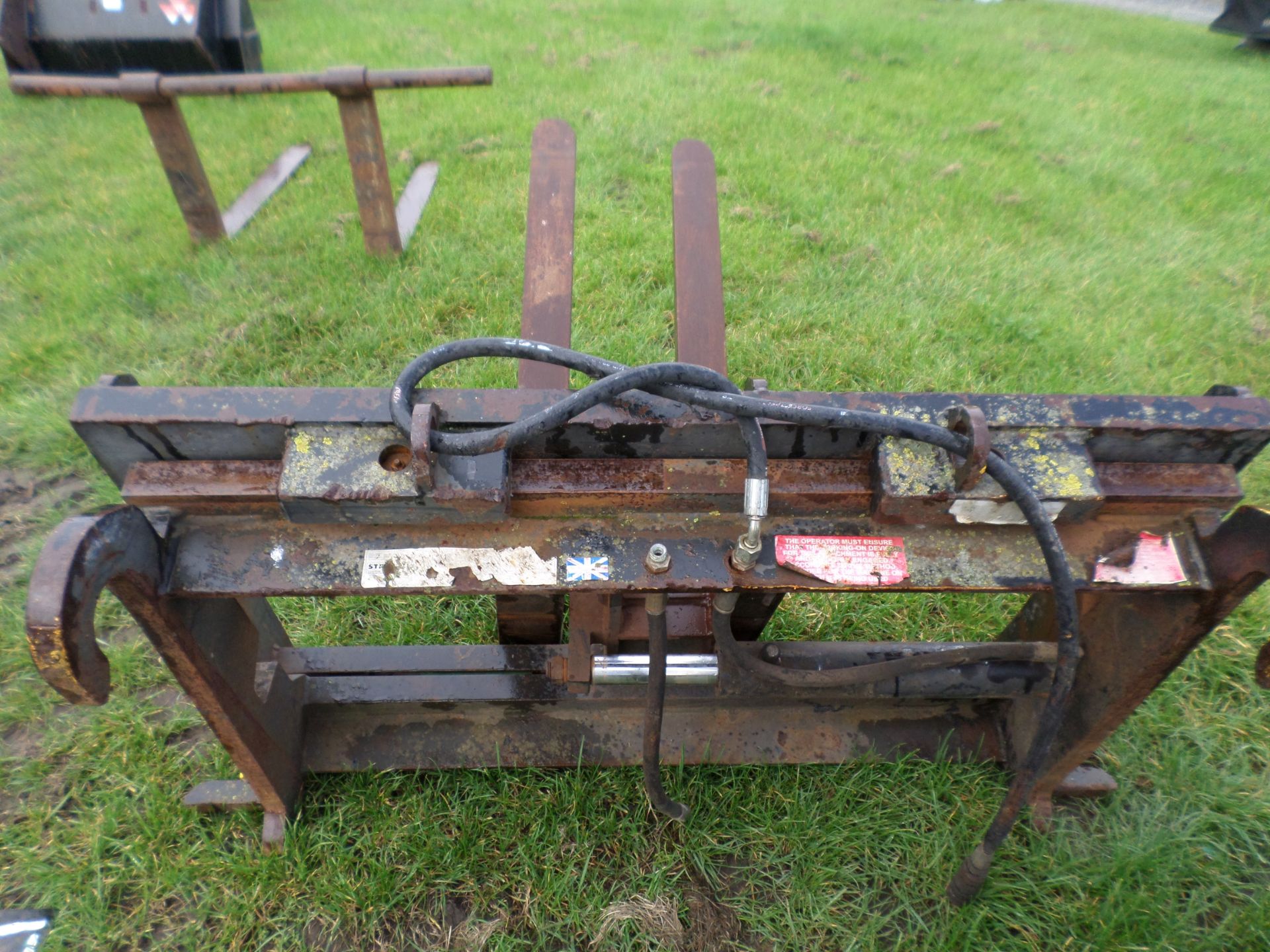 Set of JCB pallet tines with side shift - Image 3 of 3