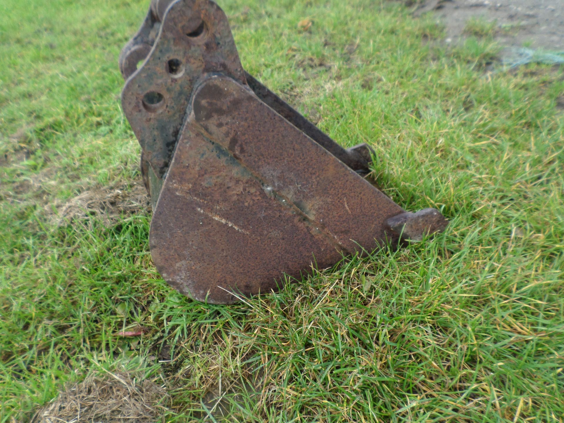 9" mini digger bucket on 20mm pins, little used - Image 2 of 3