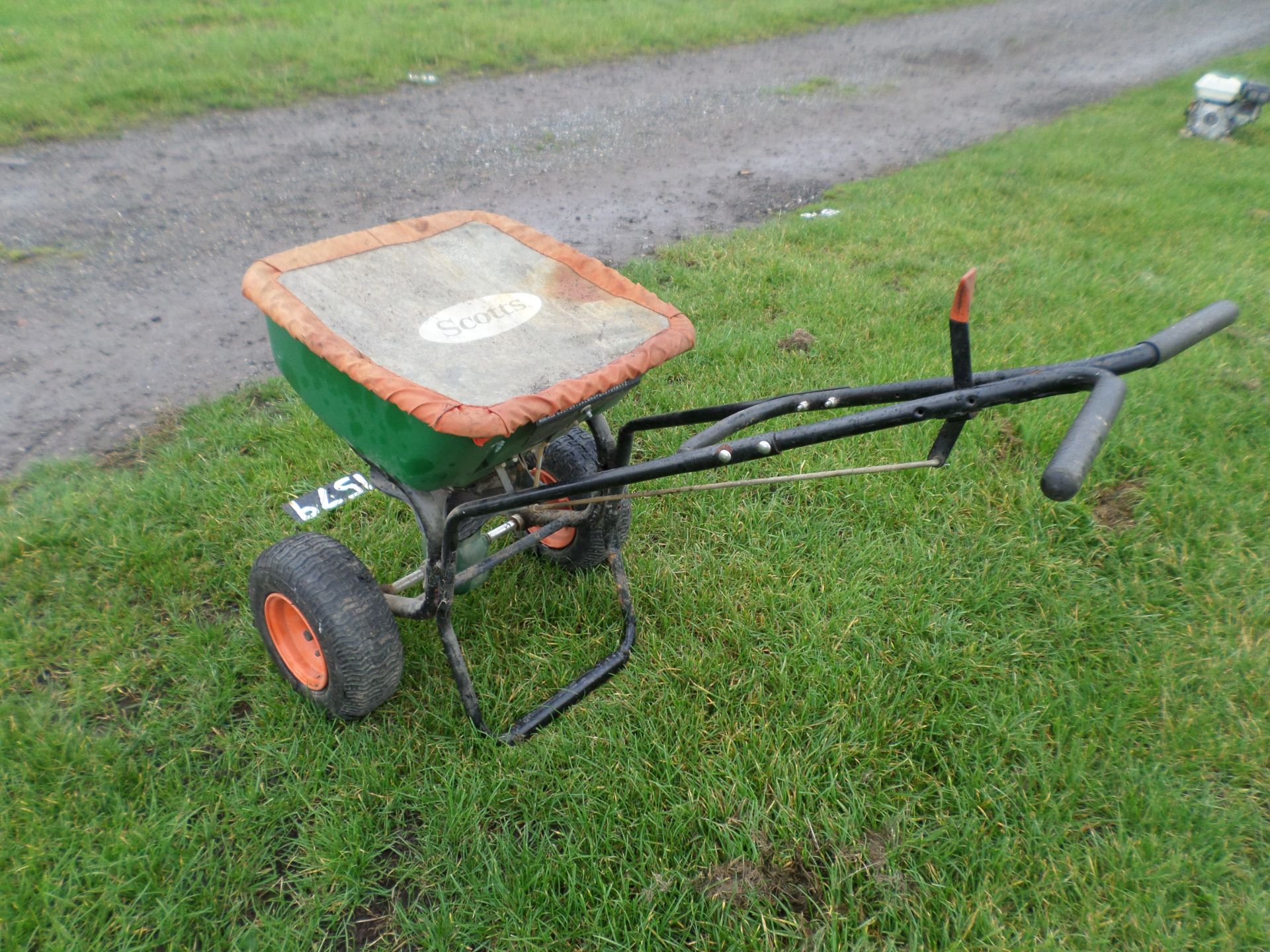 Scotts seed spreader, vgc NO VAT - Image 2 of 2