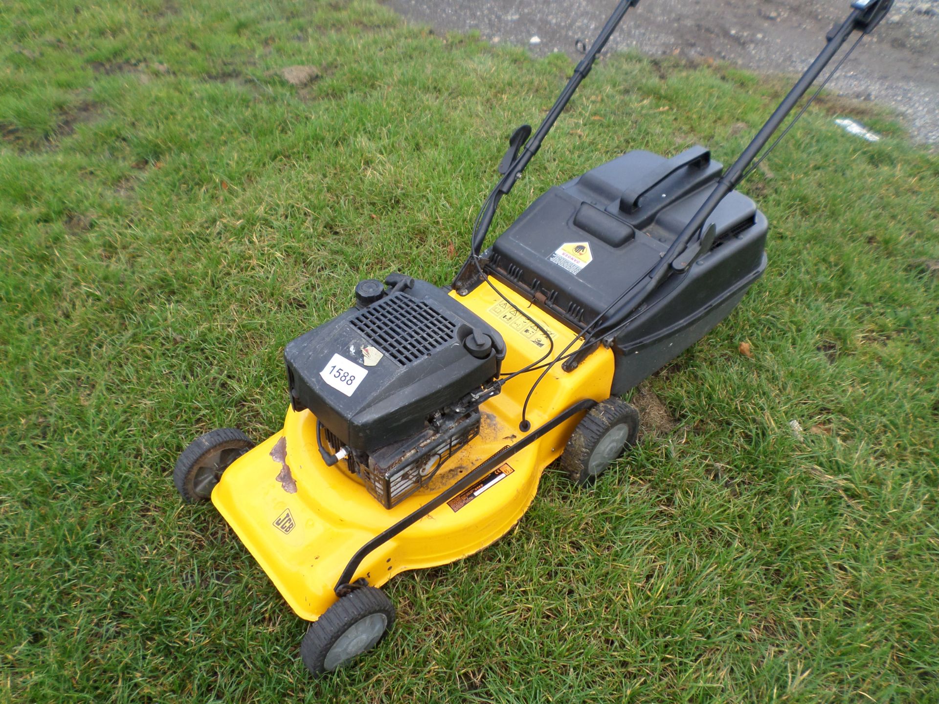 JCB petrol lawnmower NO VAT - Image 2 of 4