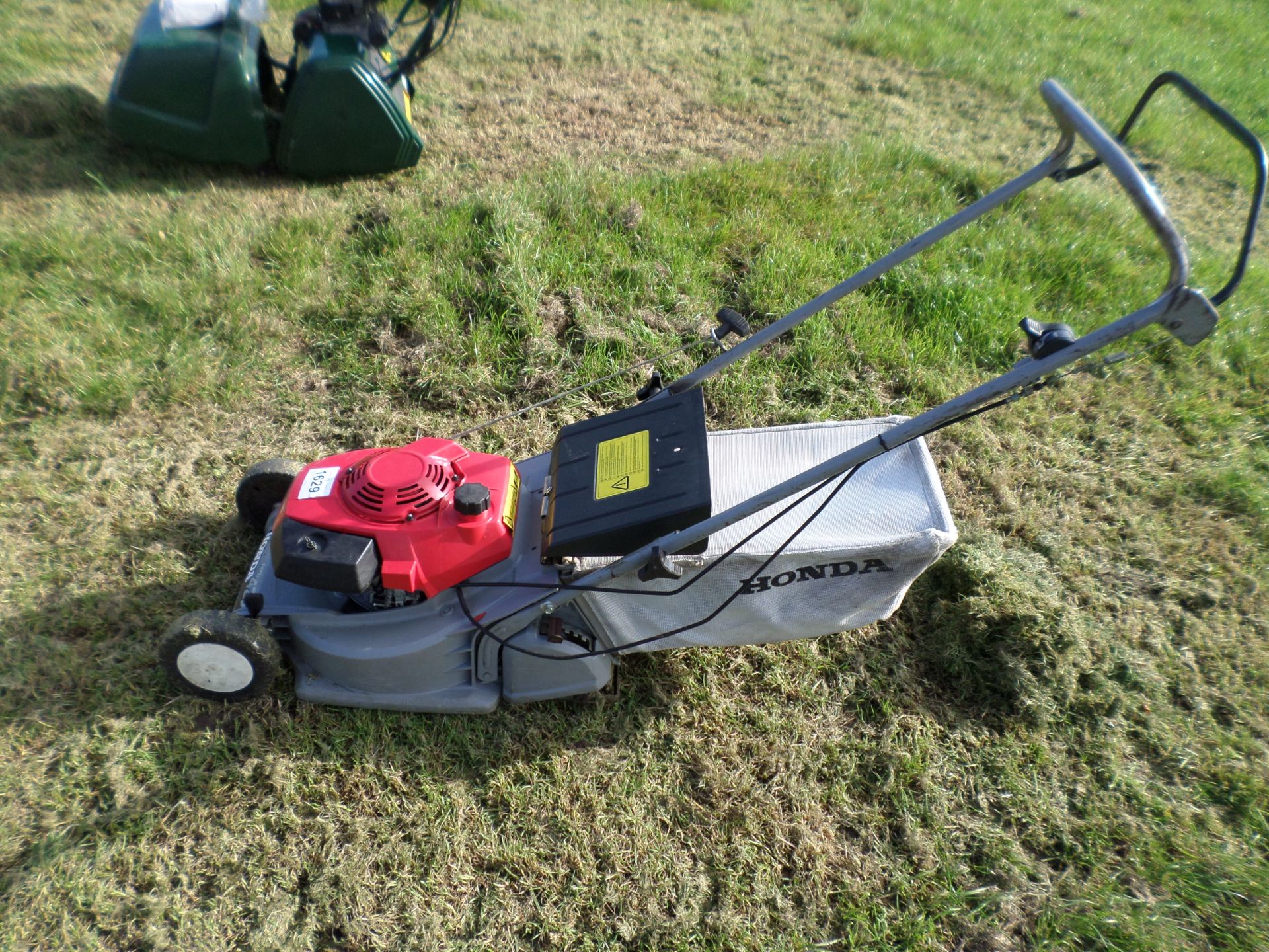 Honda HRB423 rotary roller mower with grass bag - Image 2 of 2