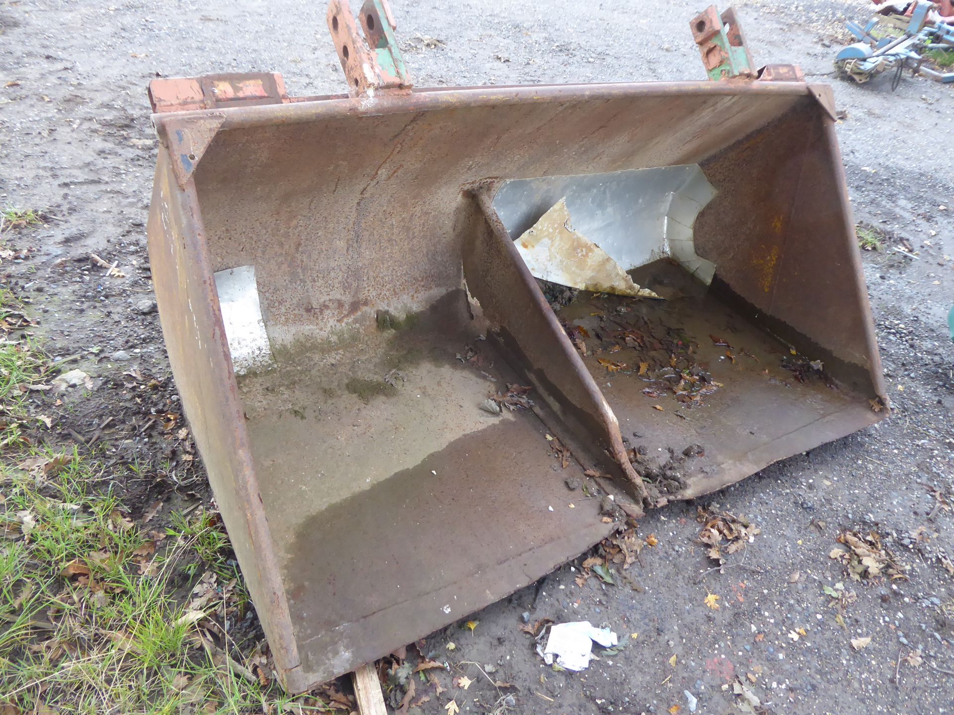 6ft soil bucket with Manitou brackets - Image 2 of 2