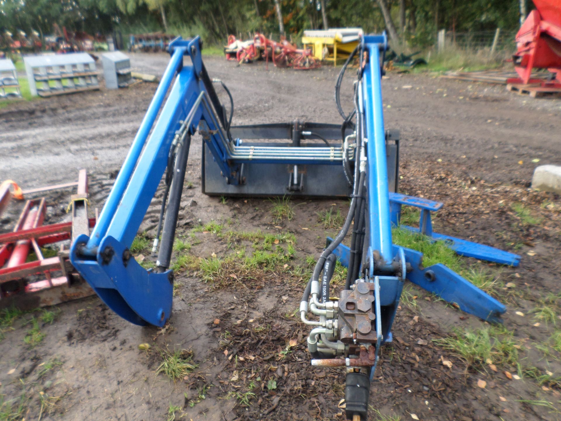 Front loader for small tractor including 4-in-1 bucket, gwo NO VAT