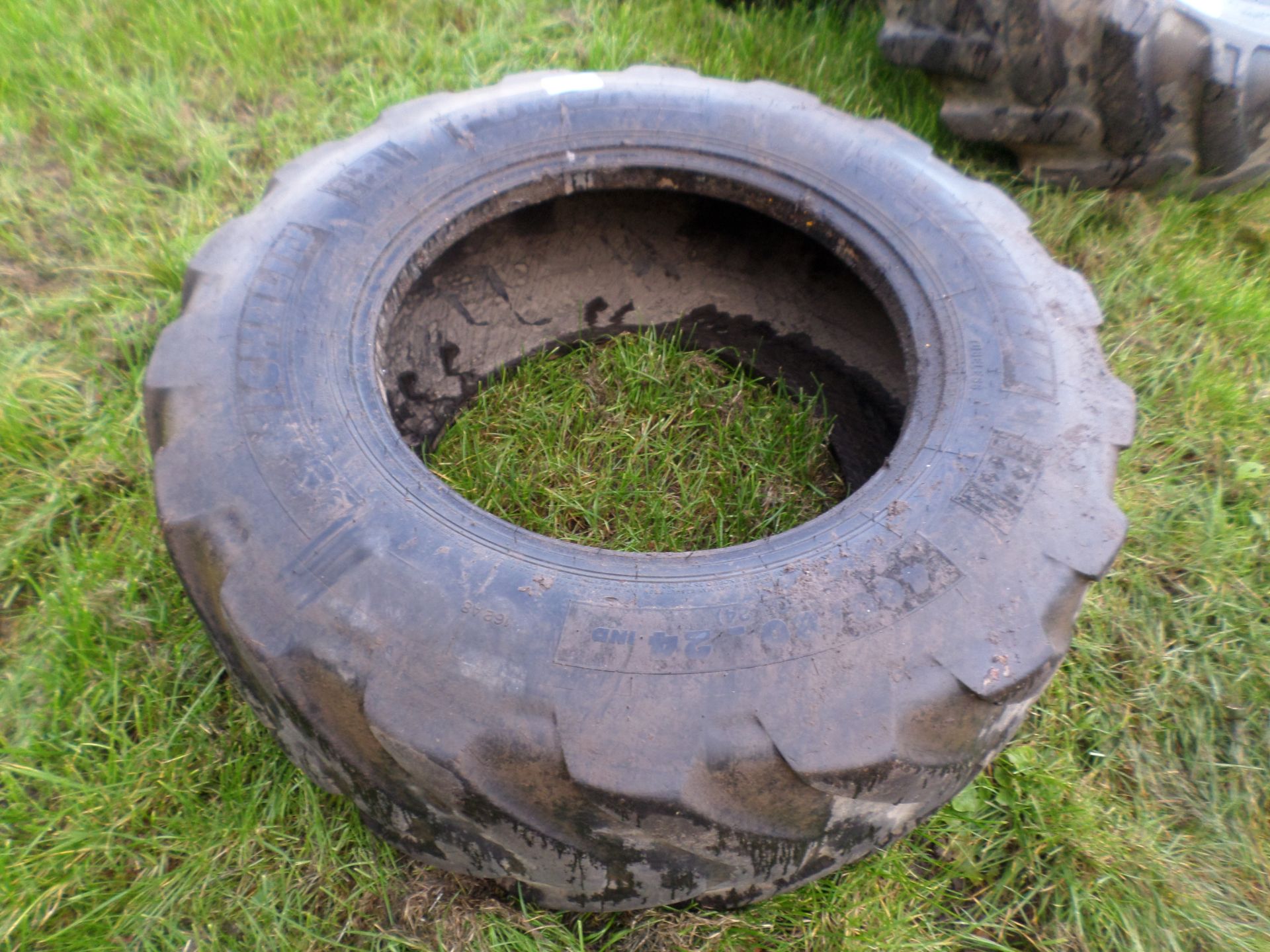 JCB tyre 15.5/80/24 - Image 2 of 2