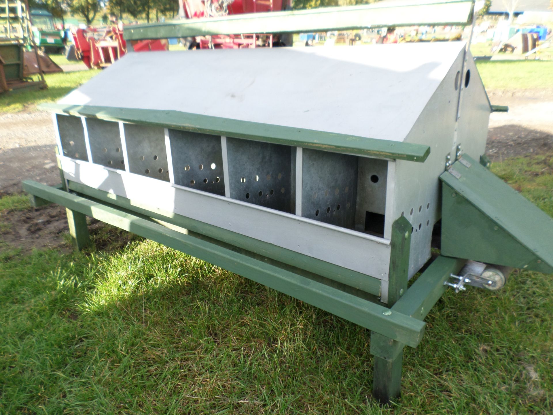 Rollaway 12 compartment nest box NO VAT - Image 3 of 3