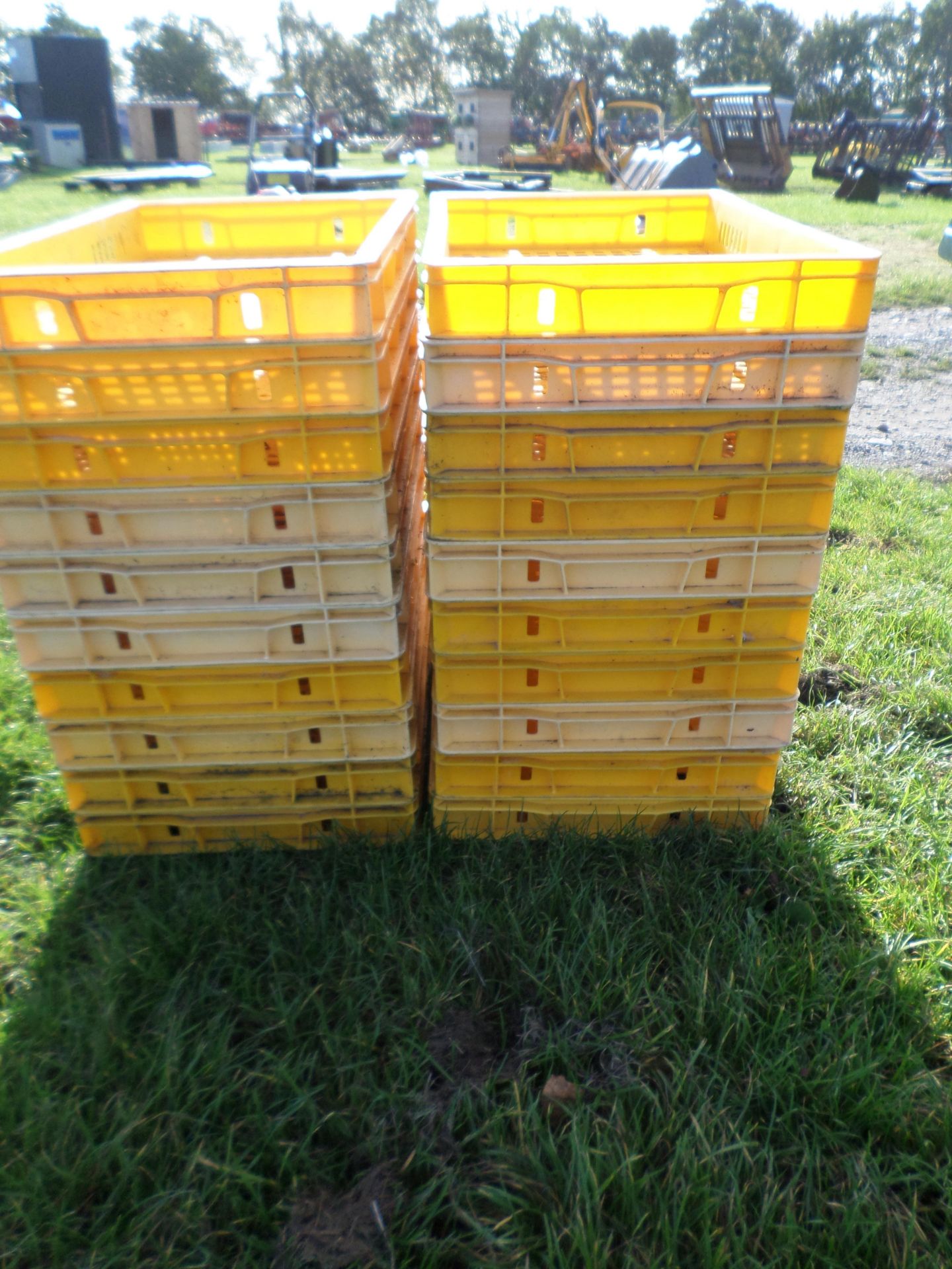 20 plastic stackable fruit/apple boxes NO VAT - Image 2 of 2