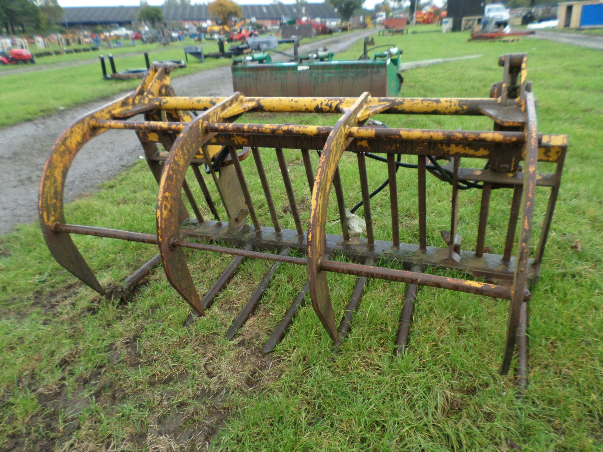 Manure grab, solid but couple of tines missing - Image 2 of 3