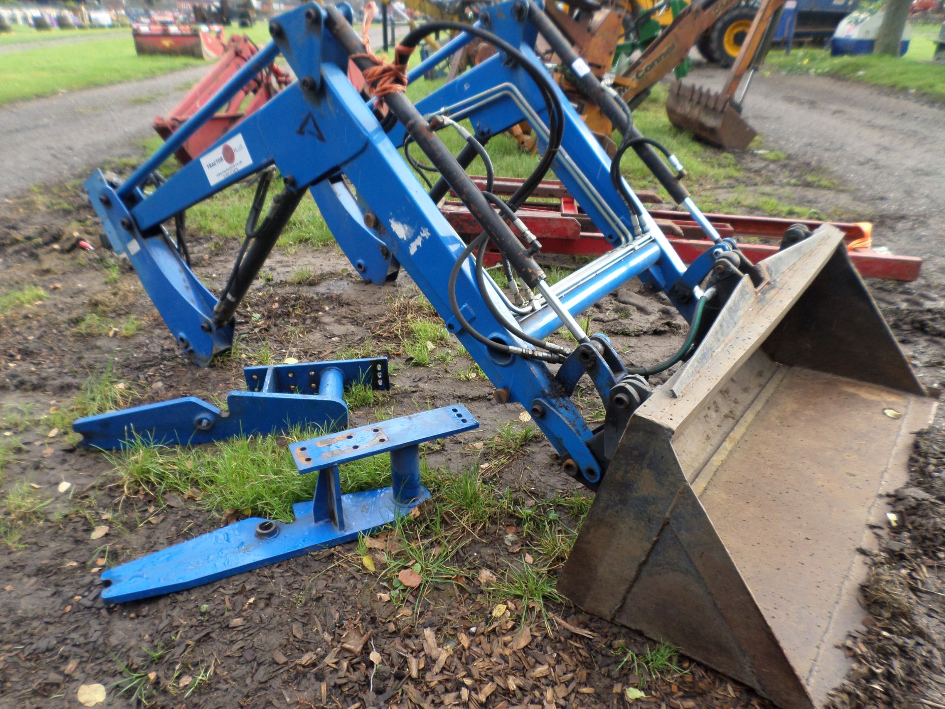 Front loader for small tractor including 4-in-1 bucket, gwo NO VAT - Image 2 of 3