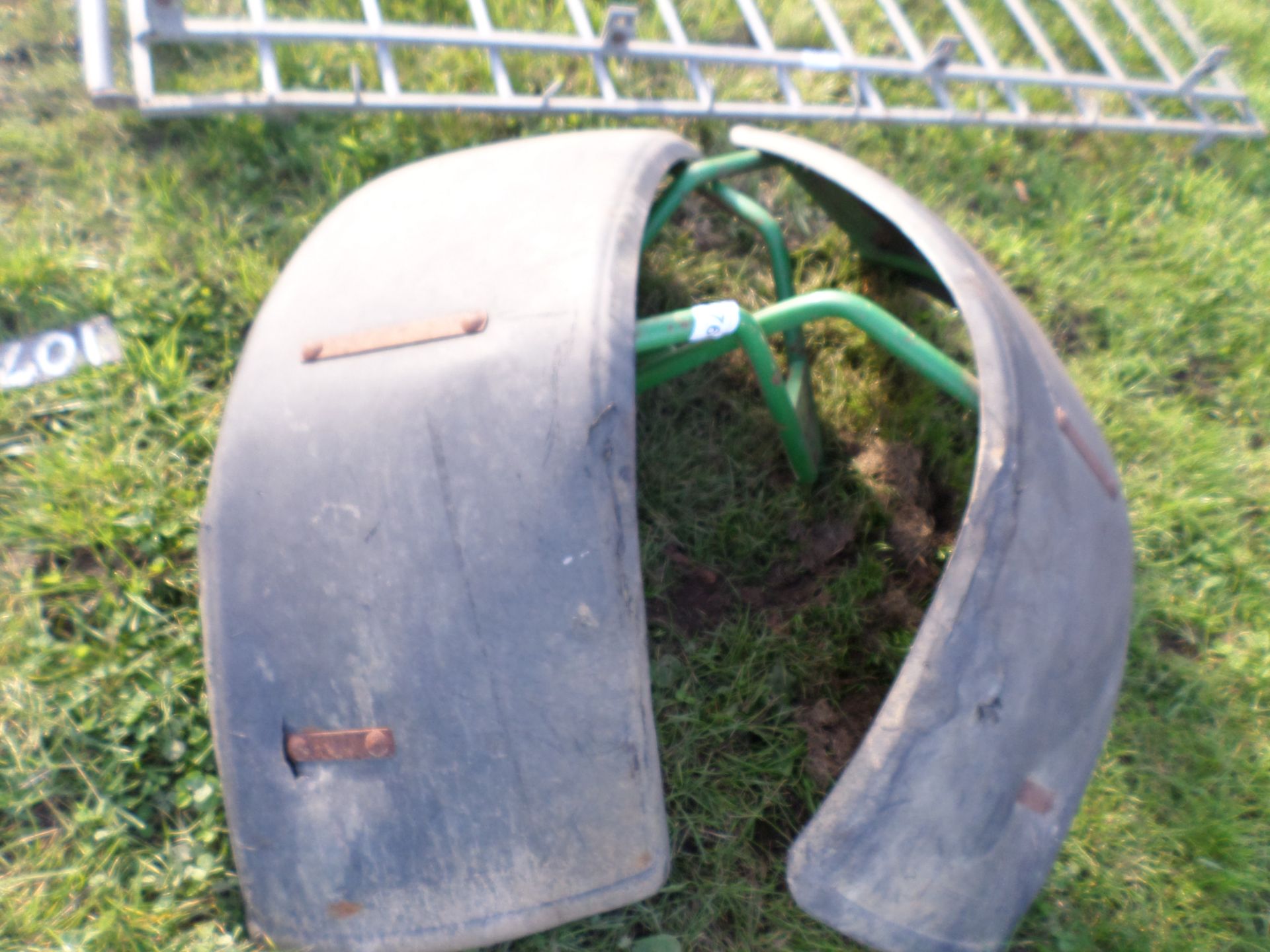 2 mudguards to fit front end of John Deere 3050 - Image 2 of 2