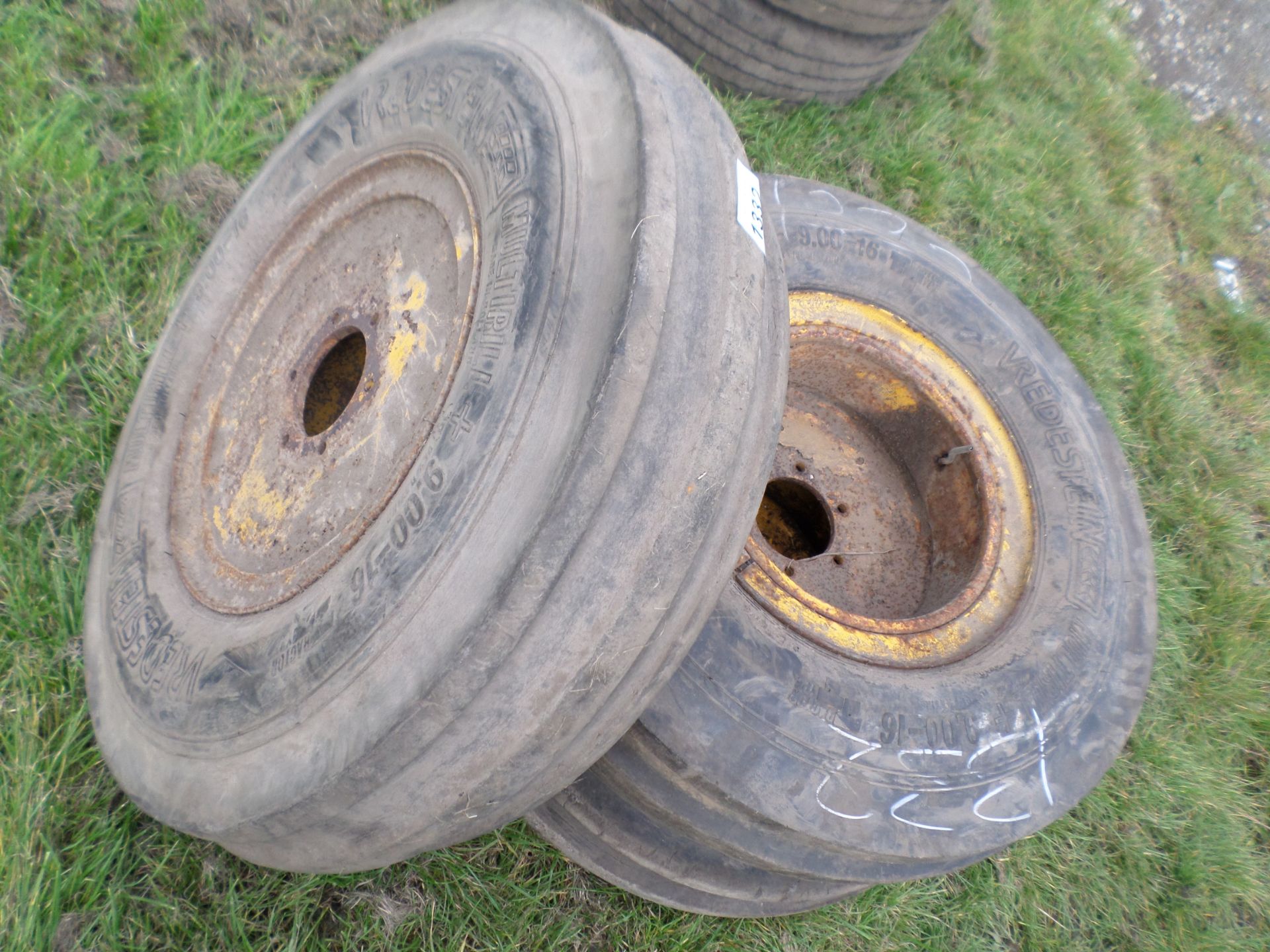 3 ribbed tyres 900/16 - Image 2 of 3