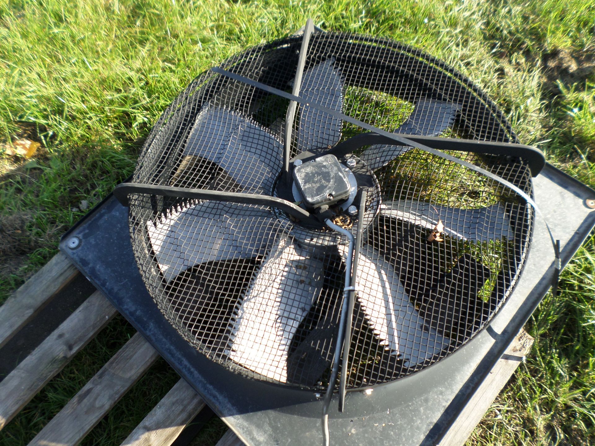 1m-r plate mounted extraction fan, NO VAT - Image 2 of 2