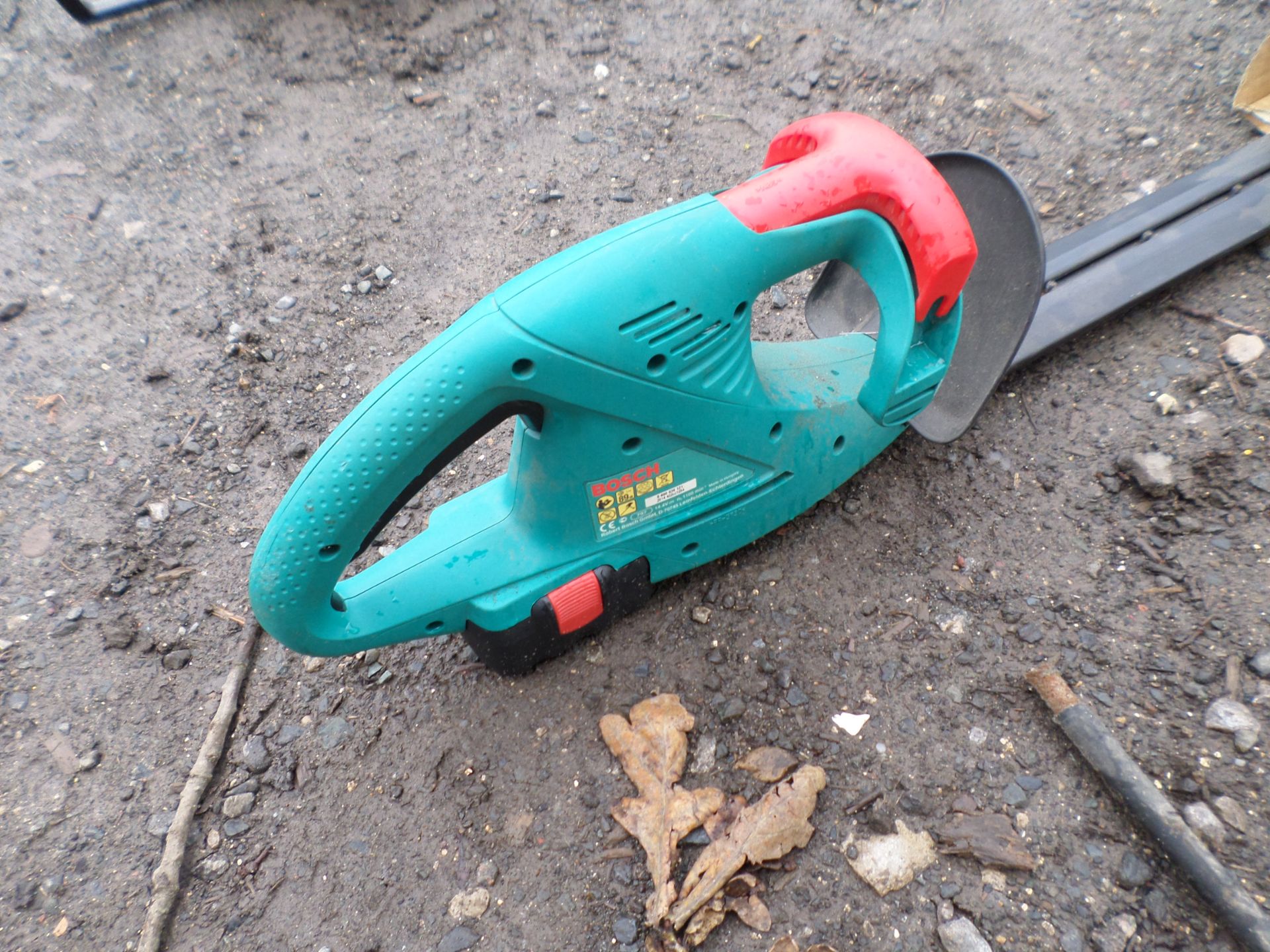 Bosch brand new cordless hedge cutter NO VAT - Image 3 of 3