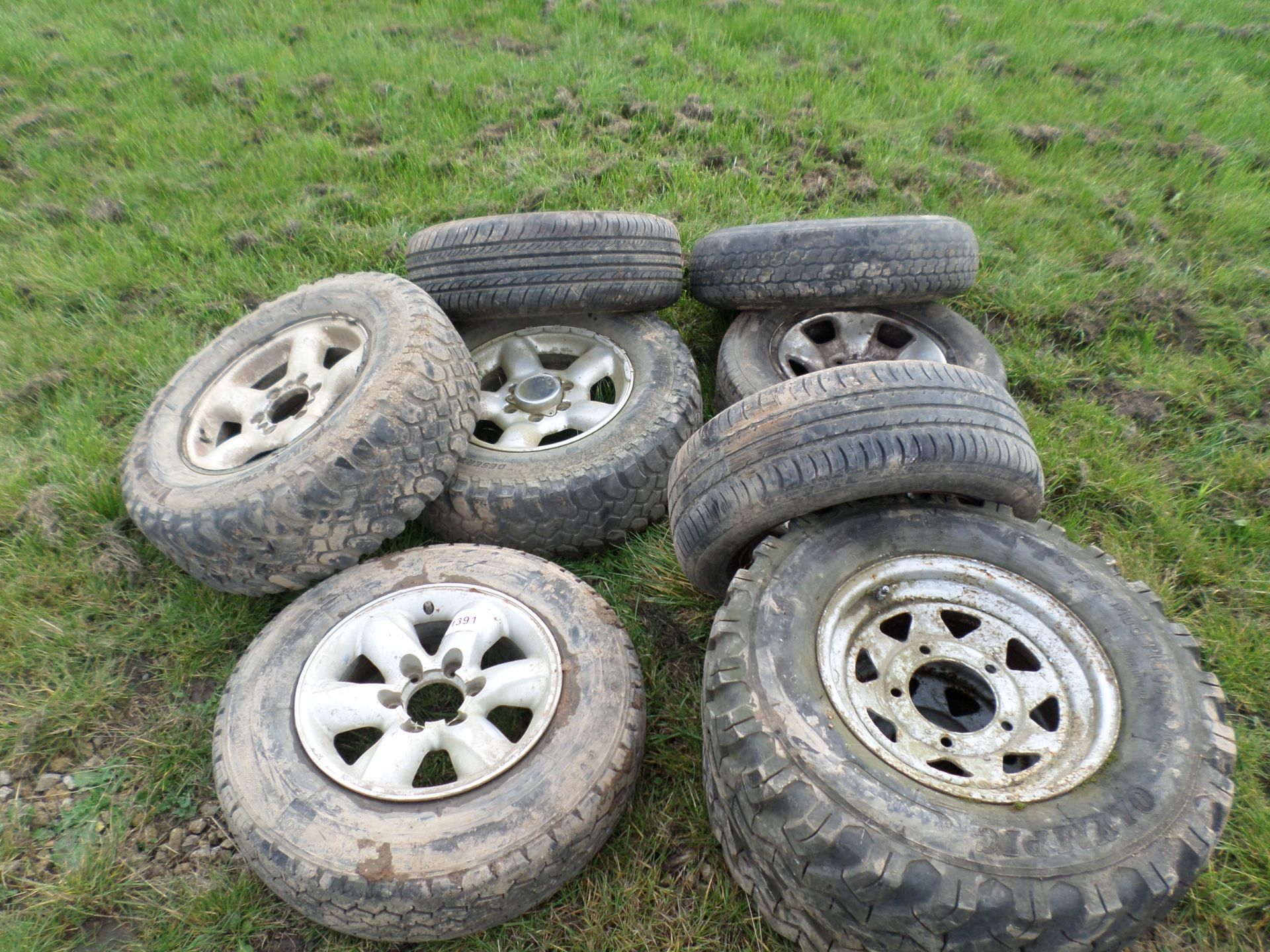 Quantity of tyres and alloy wheels