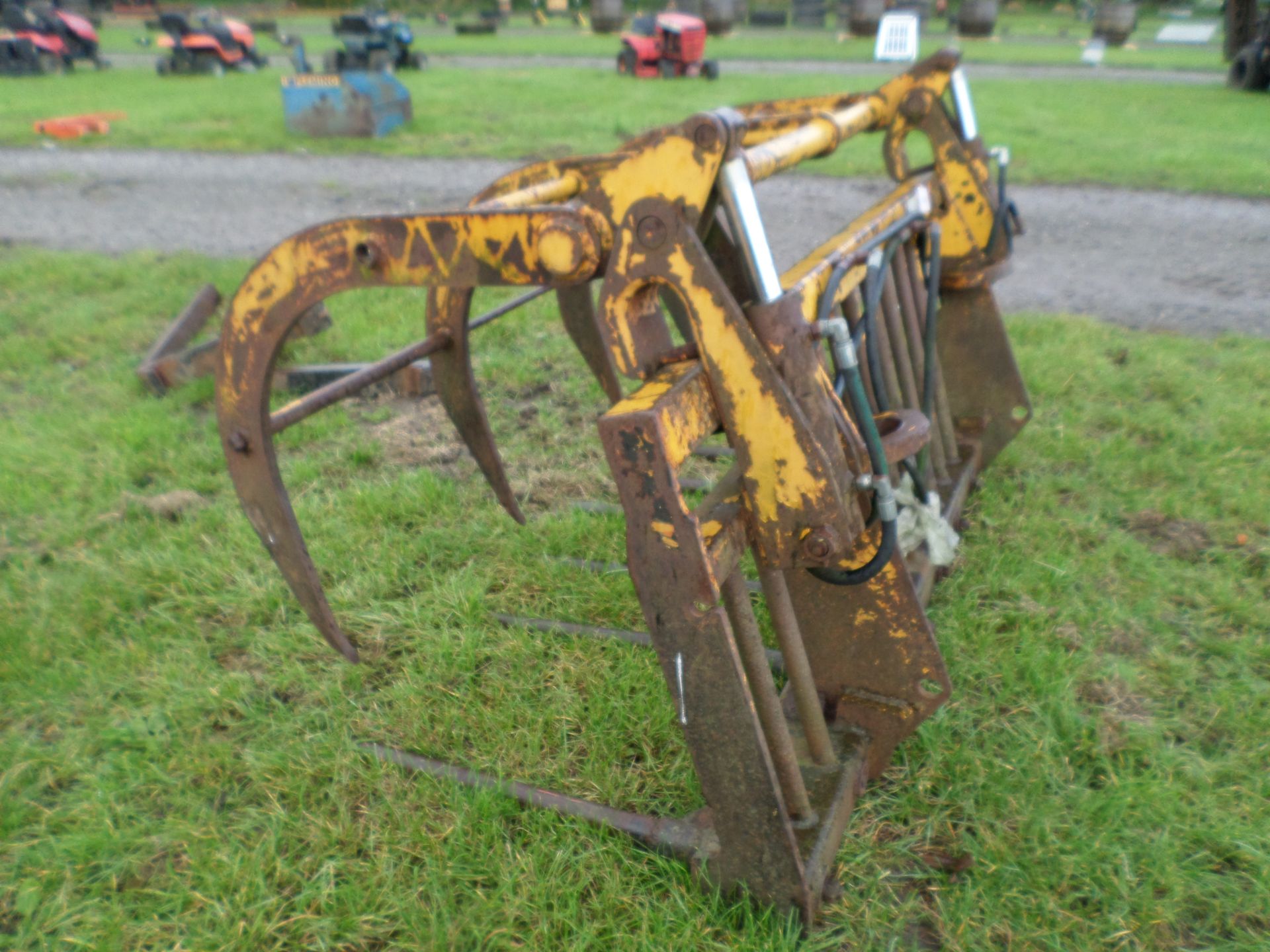 Manure grab, solid but couple of tines missing - Image 3 of 3