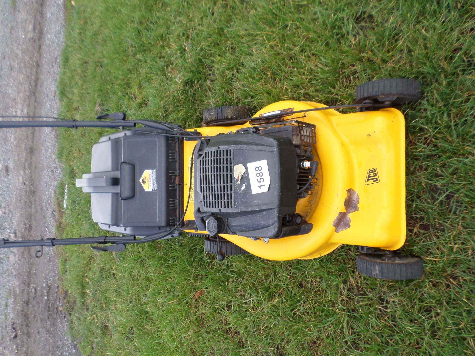 JCB petrol lawnmower NO VAT - Image 4 of 4