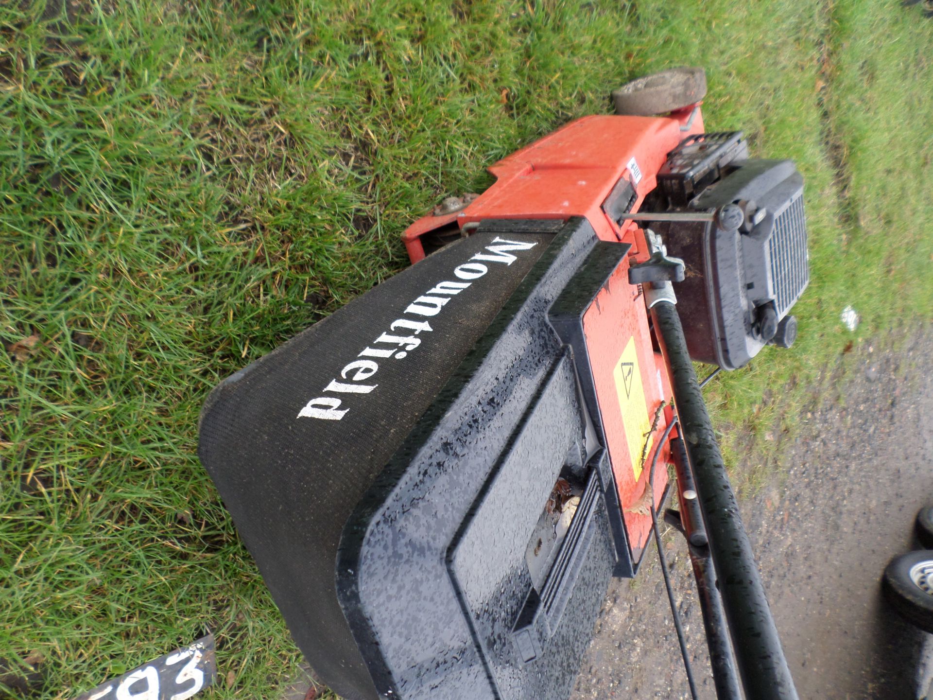 Mountfield petrol rotary mower with grass box - Image 3 of 3