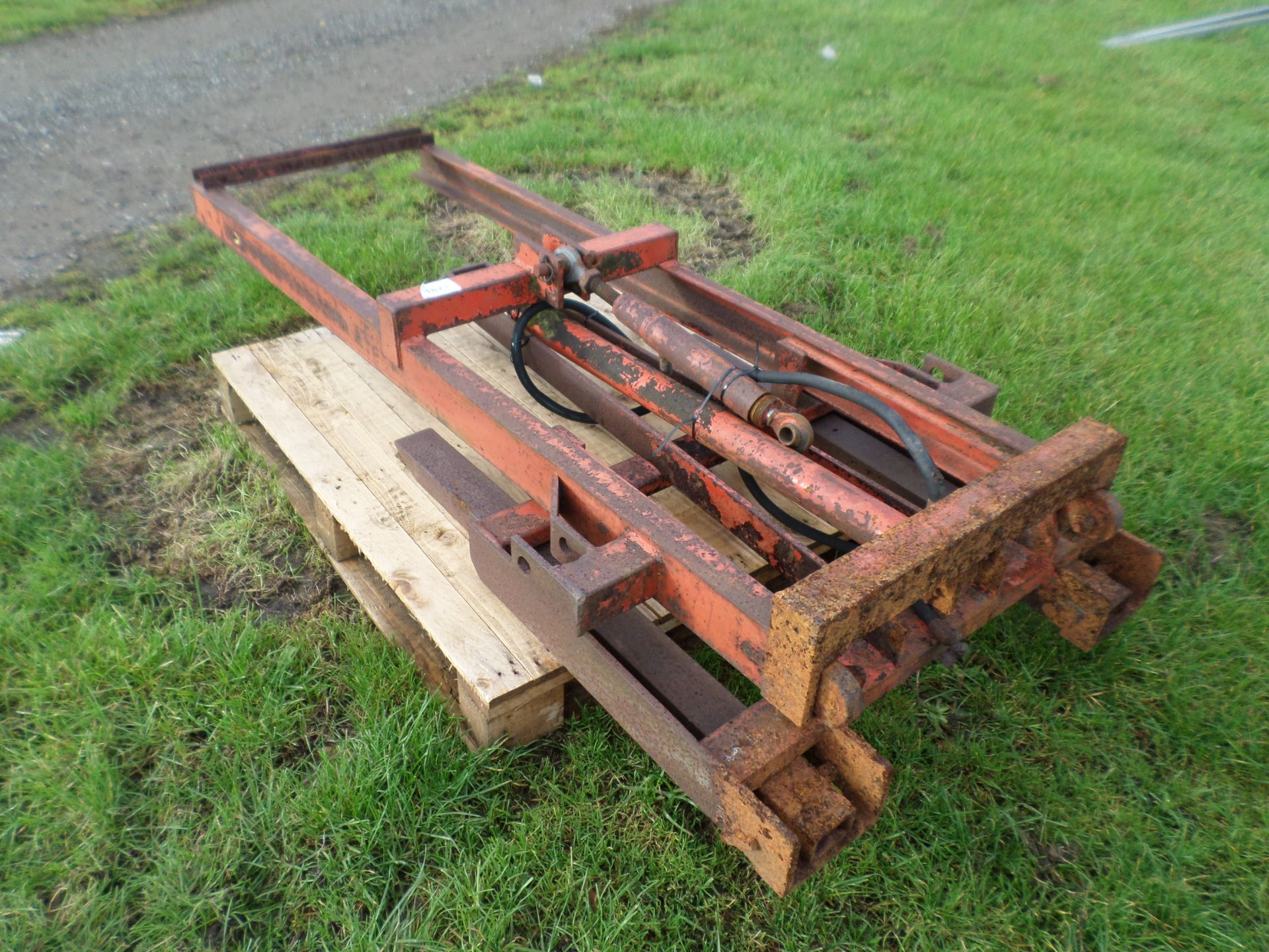 Rear mounted tractor forklift - Image 2 of 3