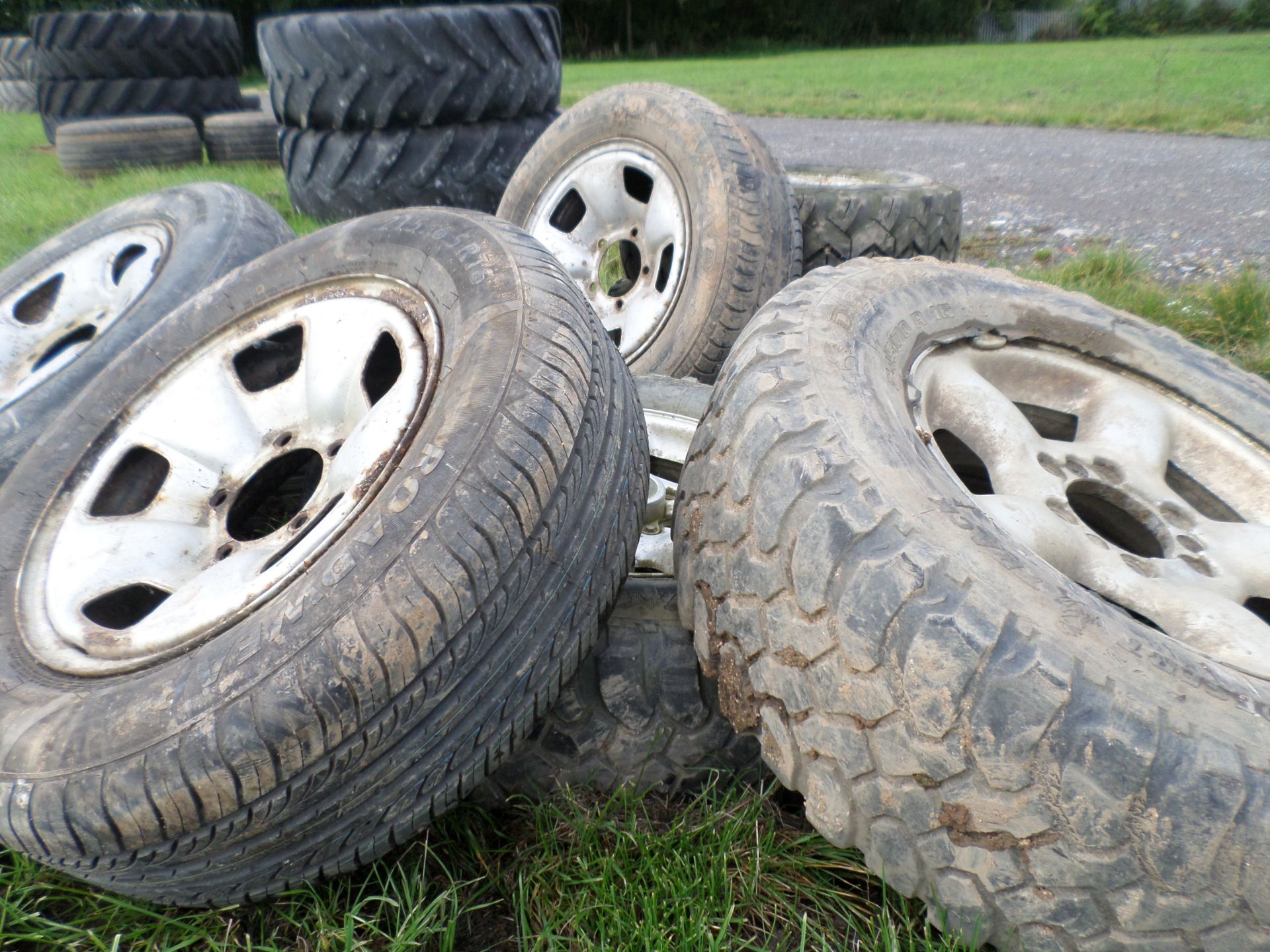 Quantity of tyres and alloy wheels - Image 2 of 3
