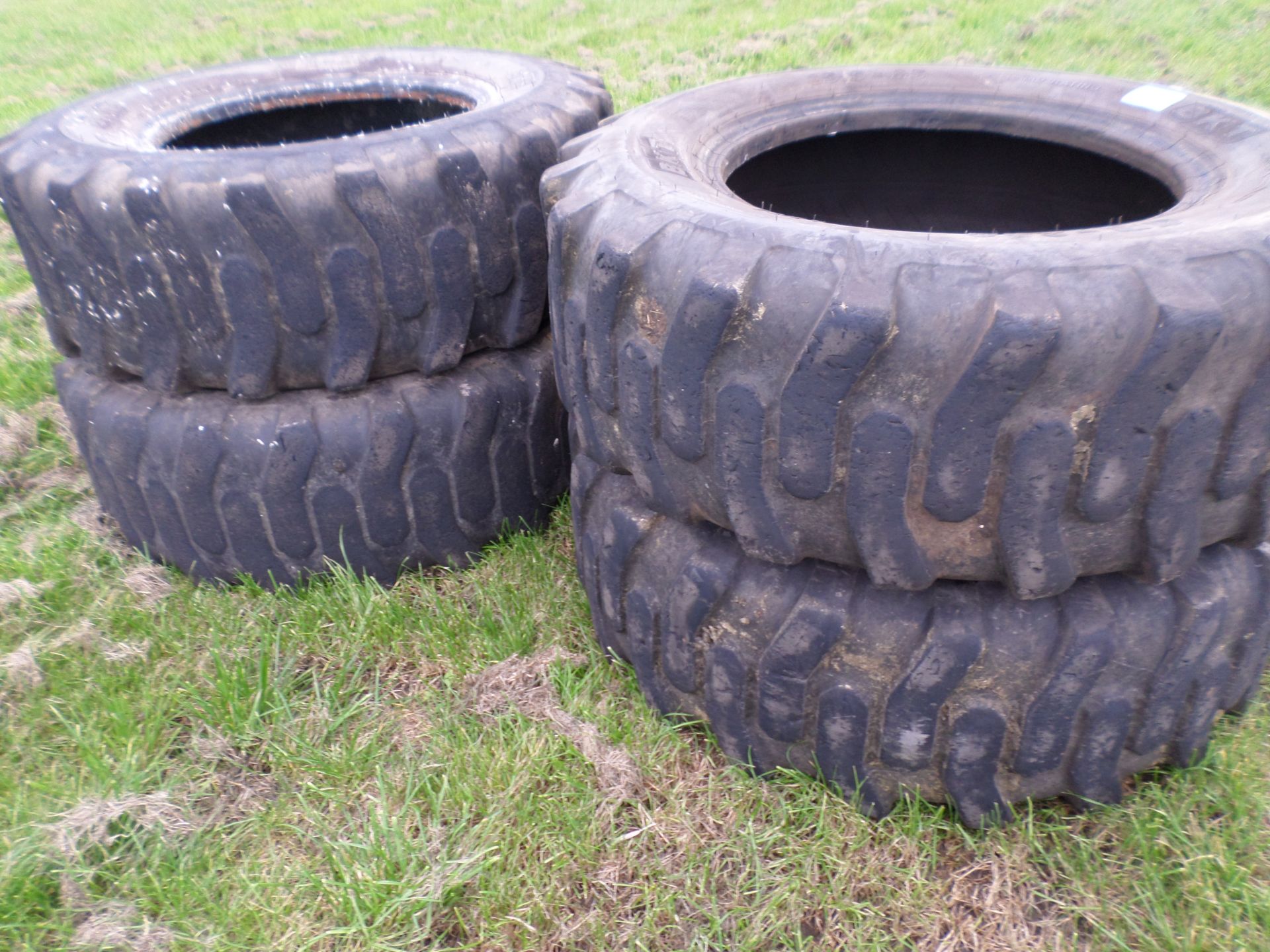 4 telehandler tyres 15.5/25 BKT GR 288 12ply. 2 at 50\%, 1 at 20\%, 1 at 5\% - Image 2 of 3