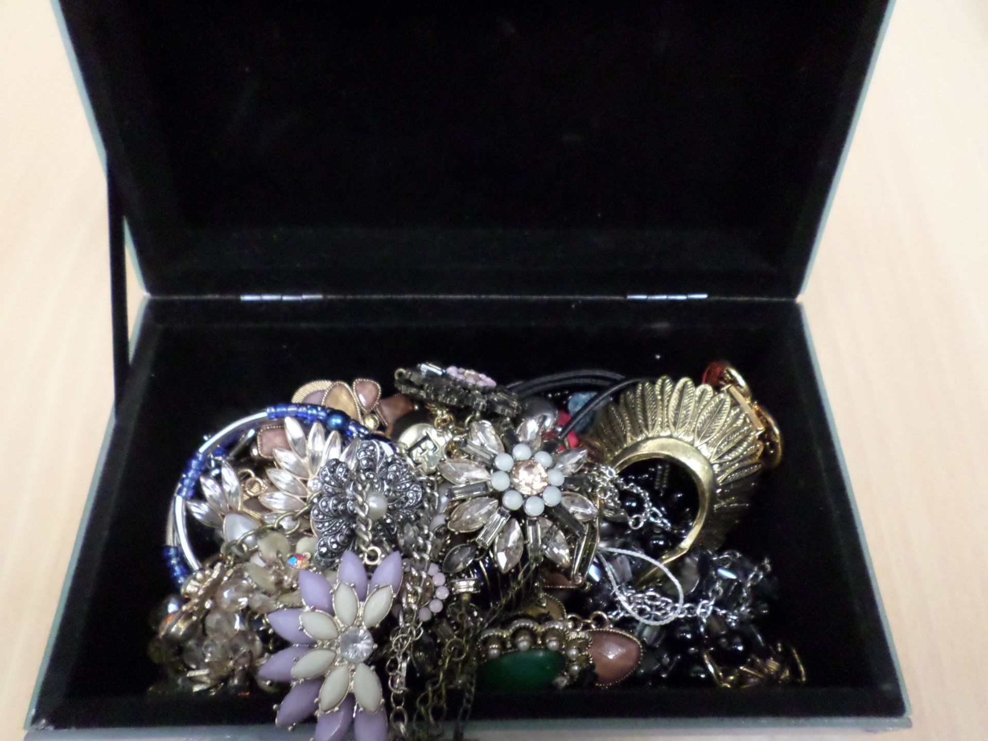 Blue box of jewellery - Image 2 of 3