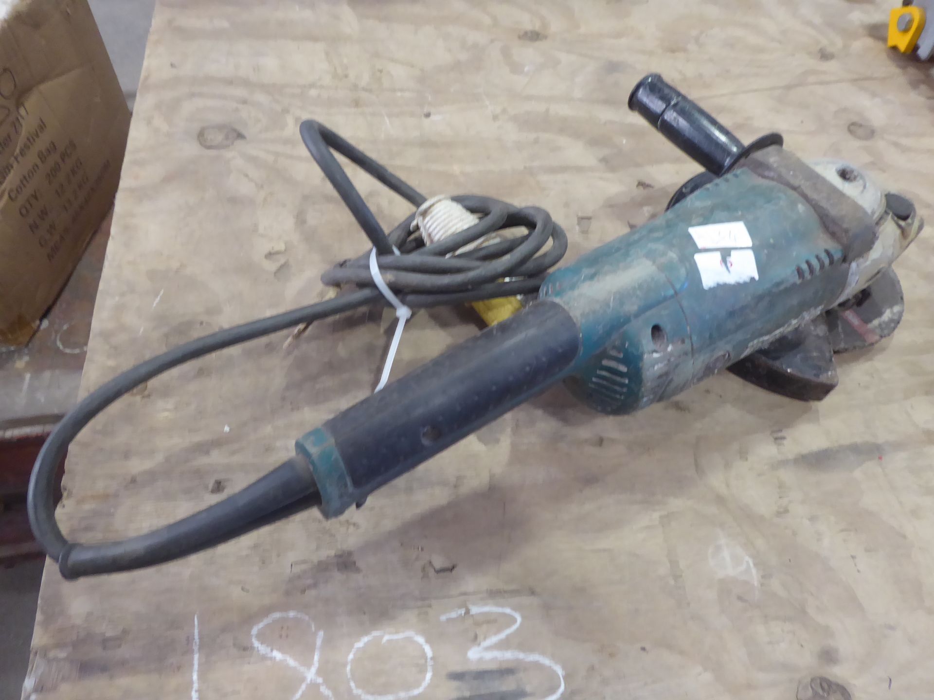 Makita 9" grinder, 110v, with 110v plug Bosch 9" grinder, 110v, no plug, for spares - Image 2 of 2