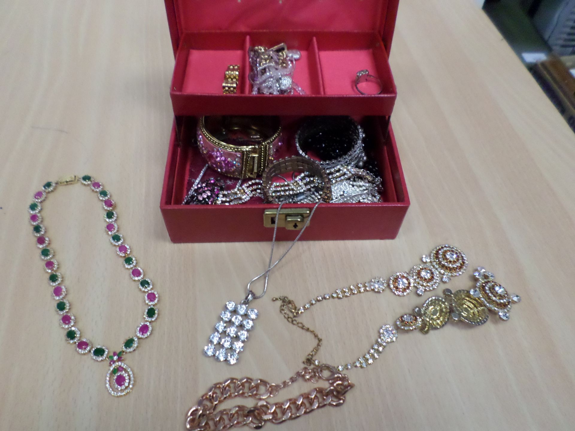 Red box of jewellery - Image 2 of 2