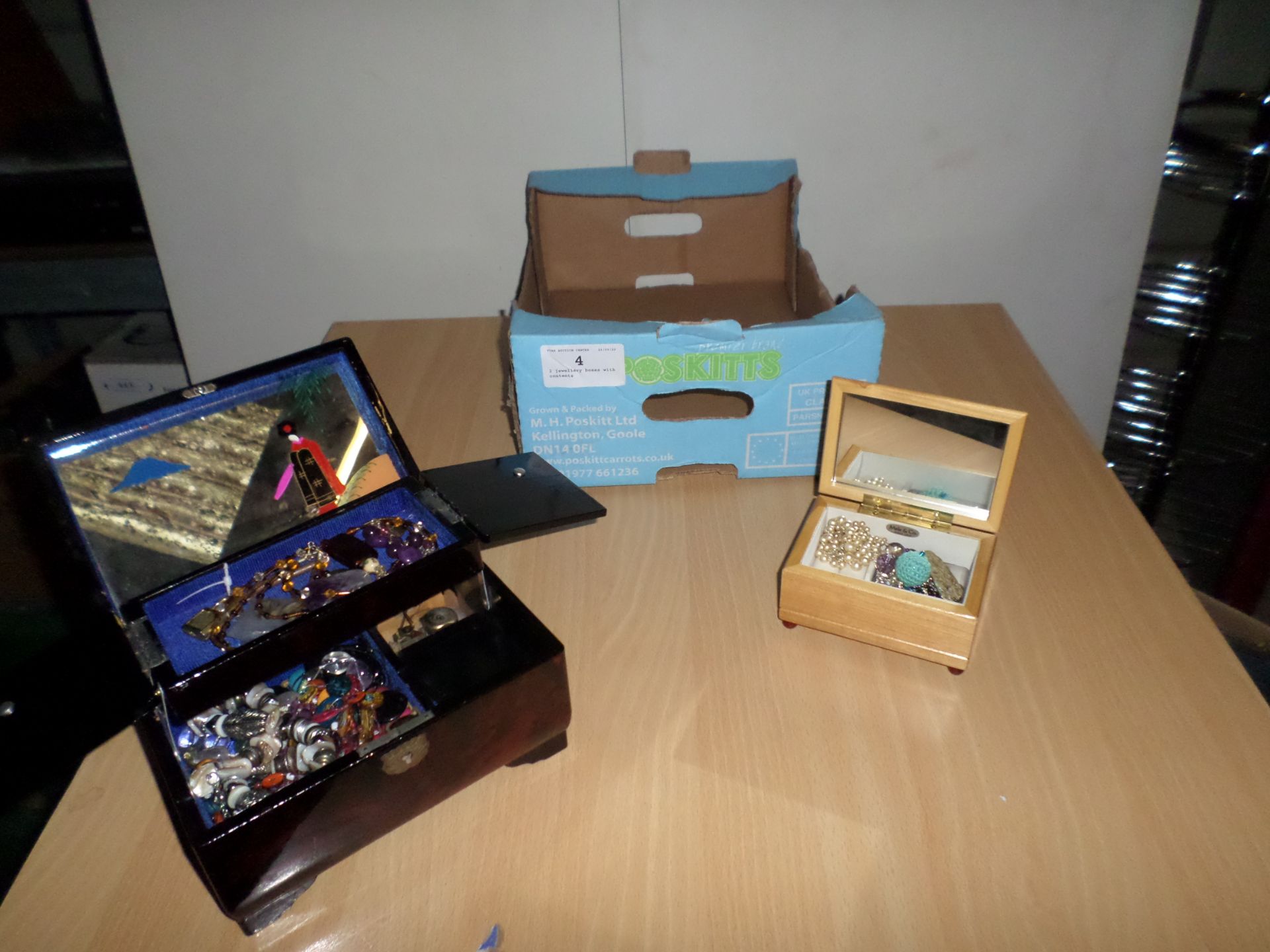 2 jewellery boxes with contents