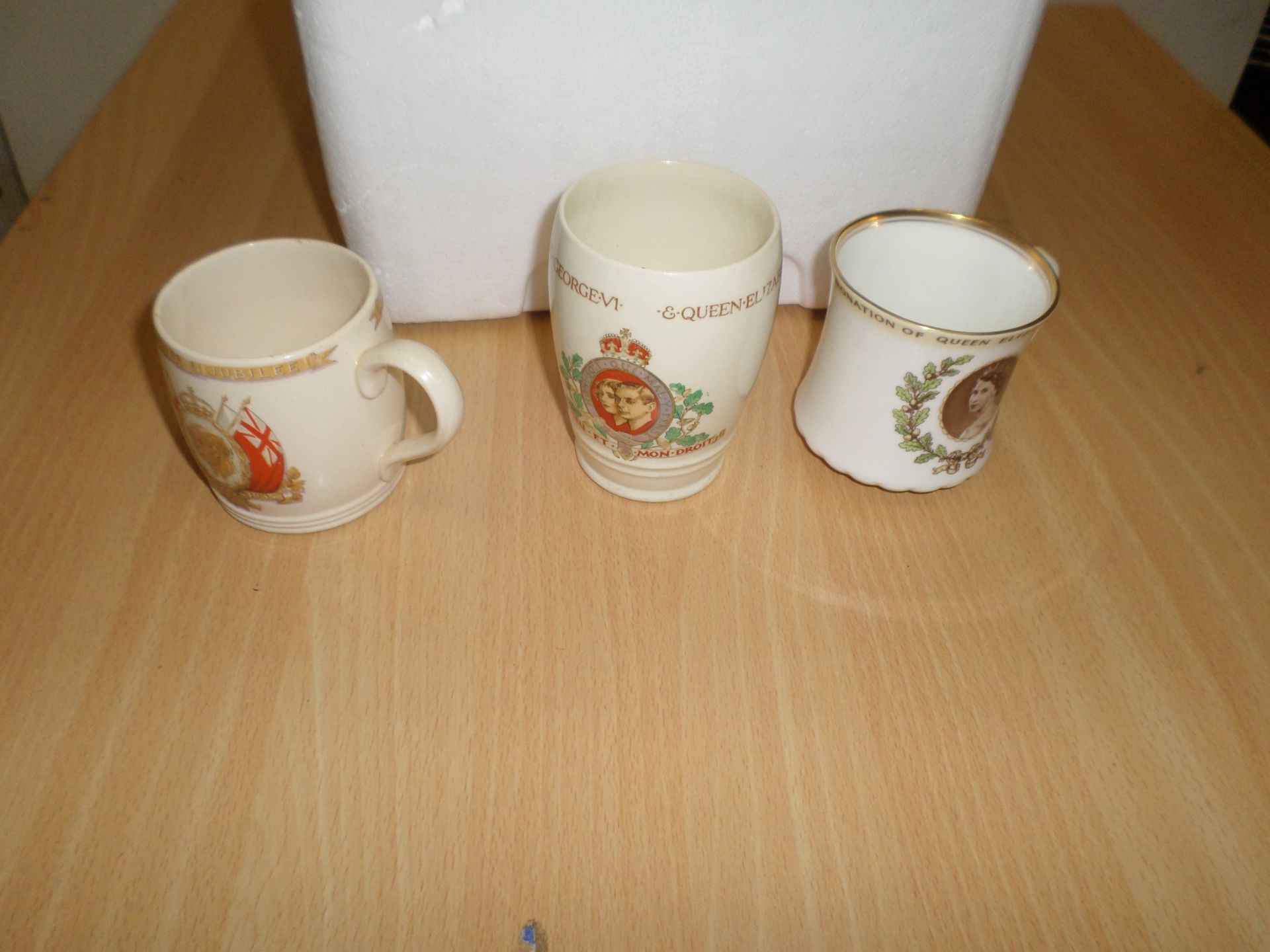 Box of serving bowl and commemorative cups - Image 3 of 3