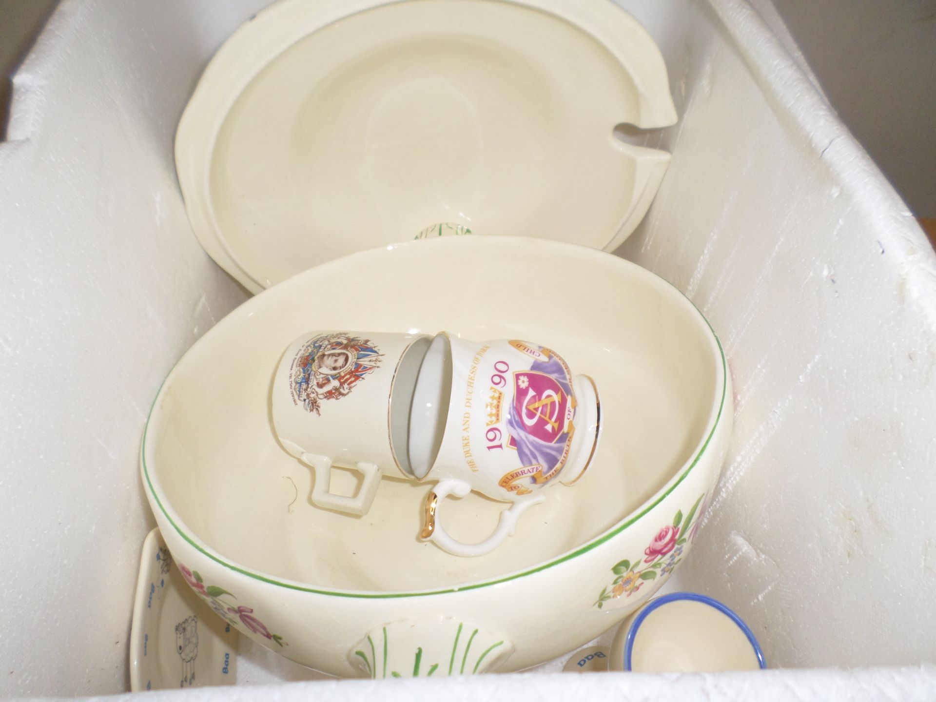 Box of serving bowl and commemorative cups - Image 2 of 3