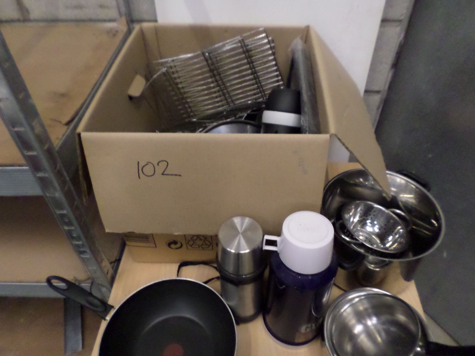 Box of kitchen pans, trays, flasks - Image 2 of 2