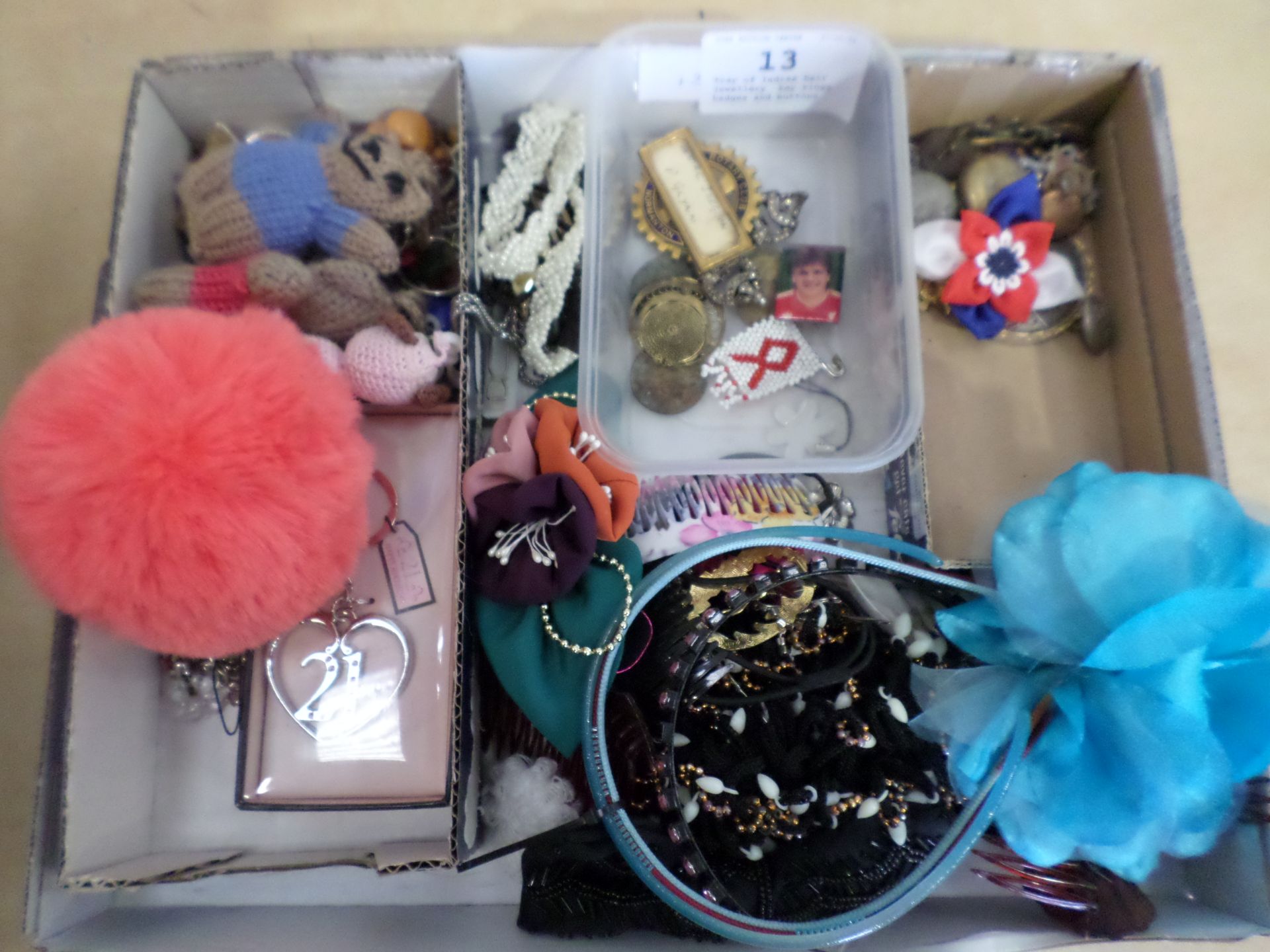 Tray of ladies hair jewellery, key rings, badges and buttons