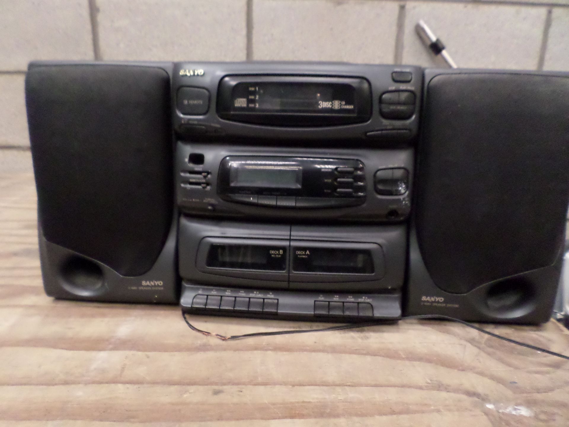 Sanyo stereo and speakers