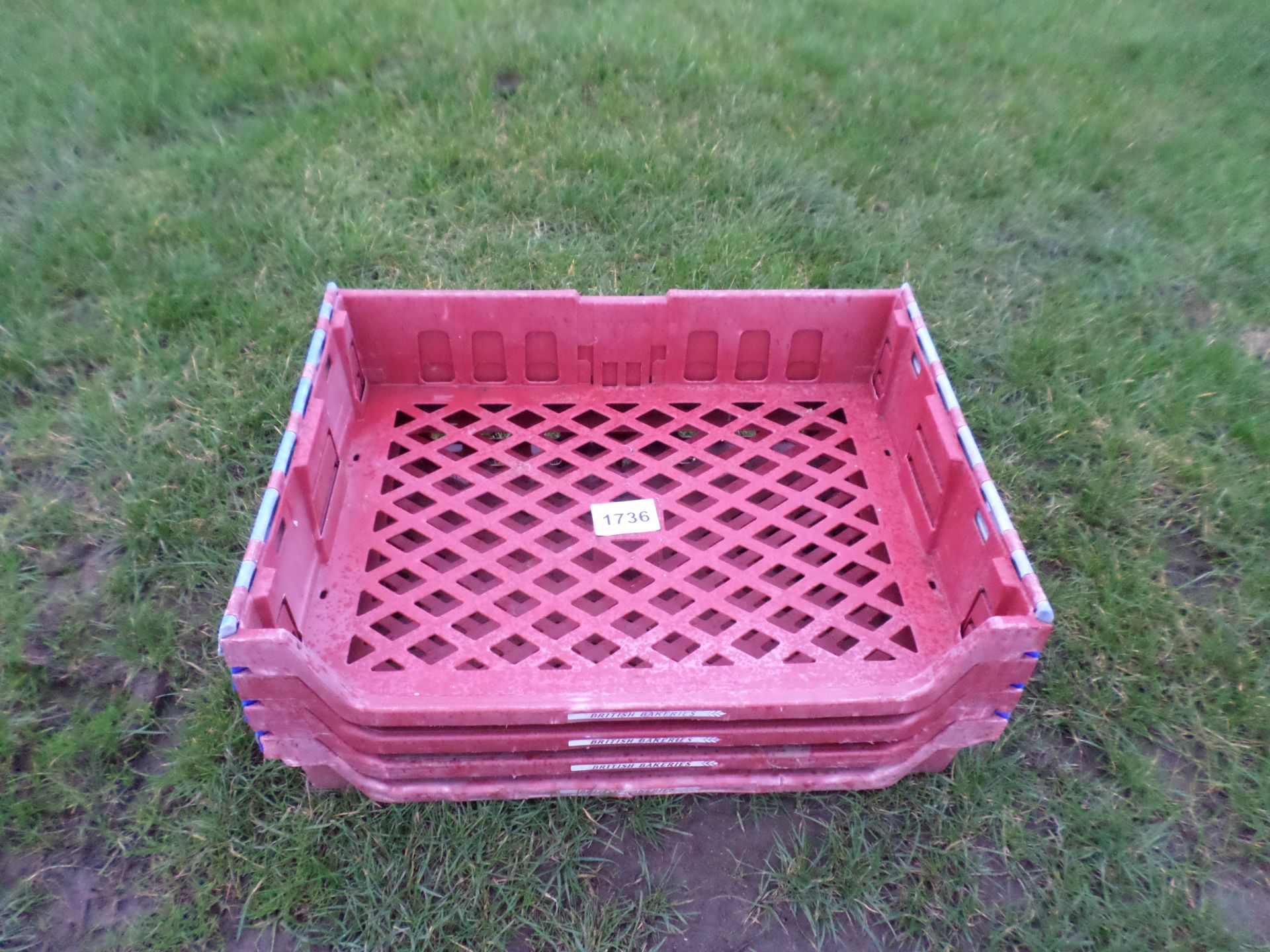 4 plastic bread trays