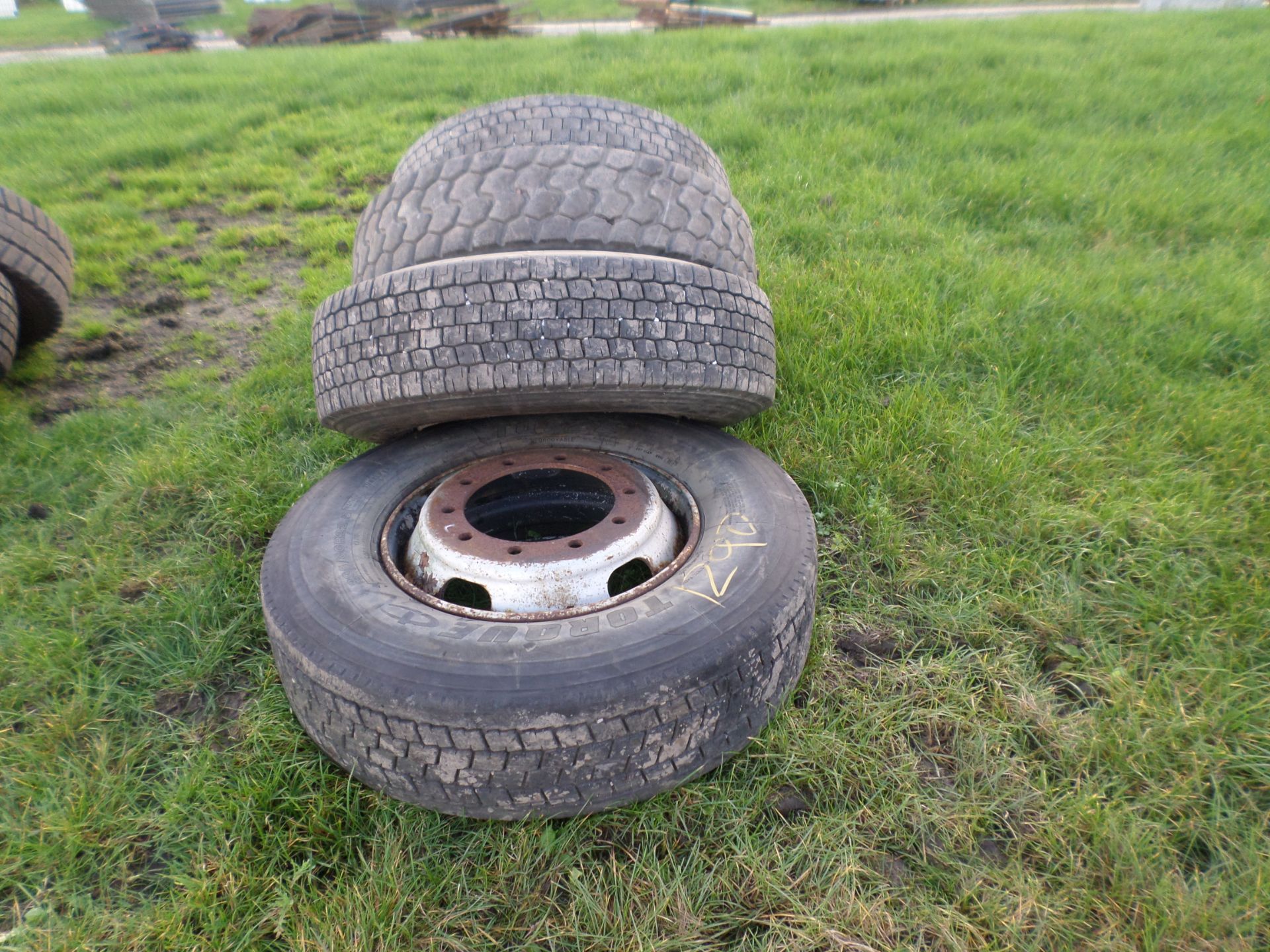 Set of 4 part worn rear tyres on rims 295/80/22.5 NO VAT - Image 2 of 2