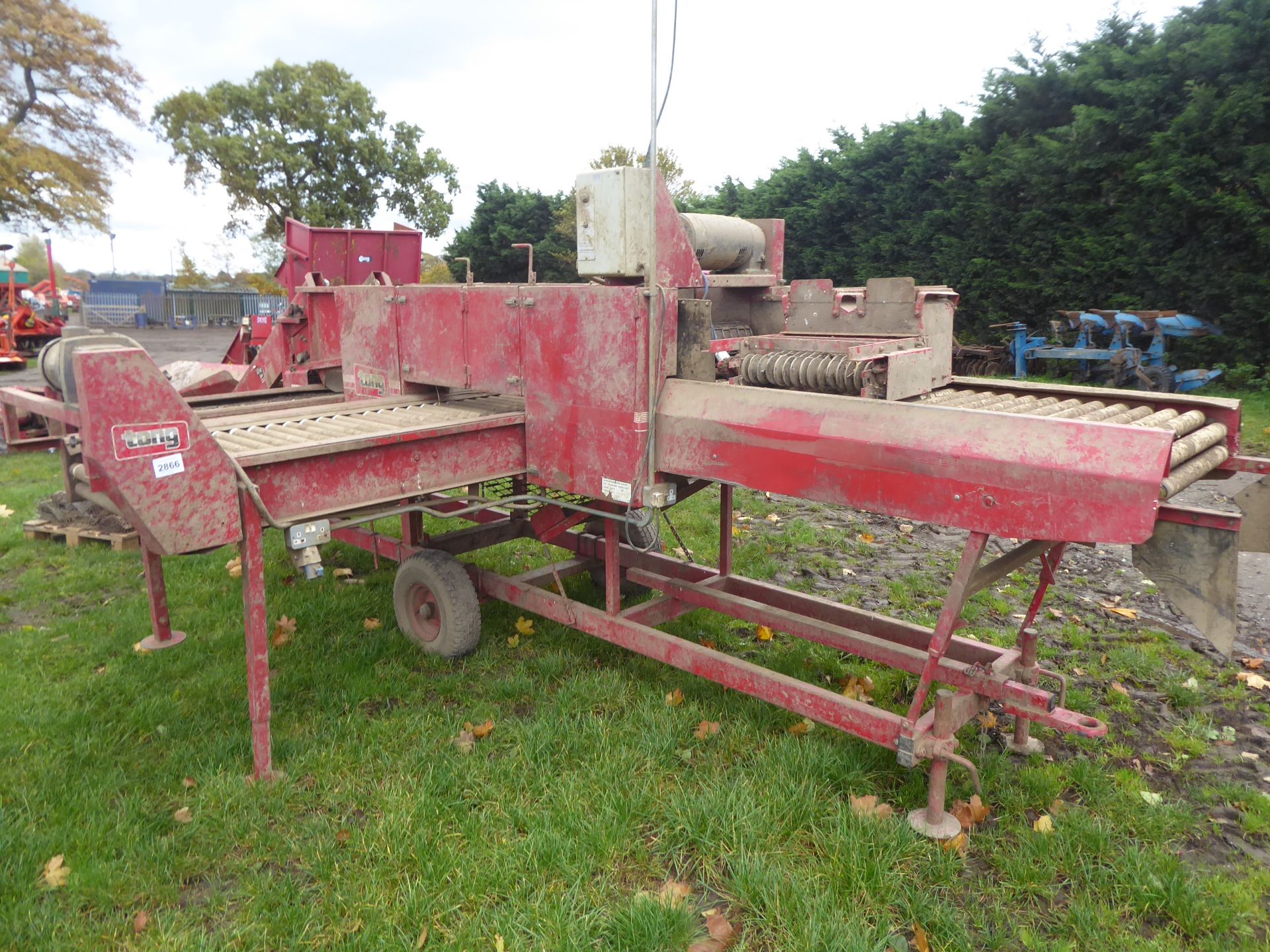 Tong 3A 24" potato grader c/w selection of screens, single phase - Image 2 of 4