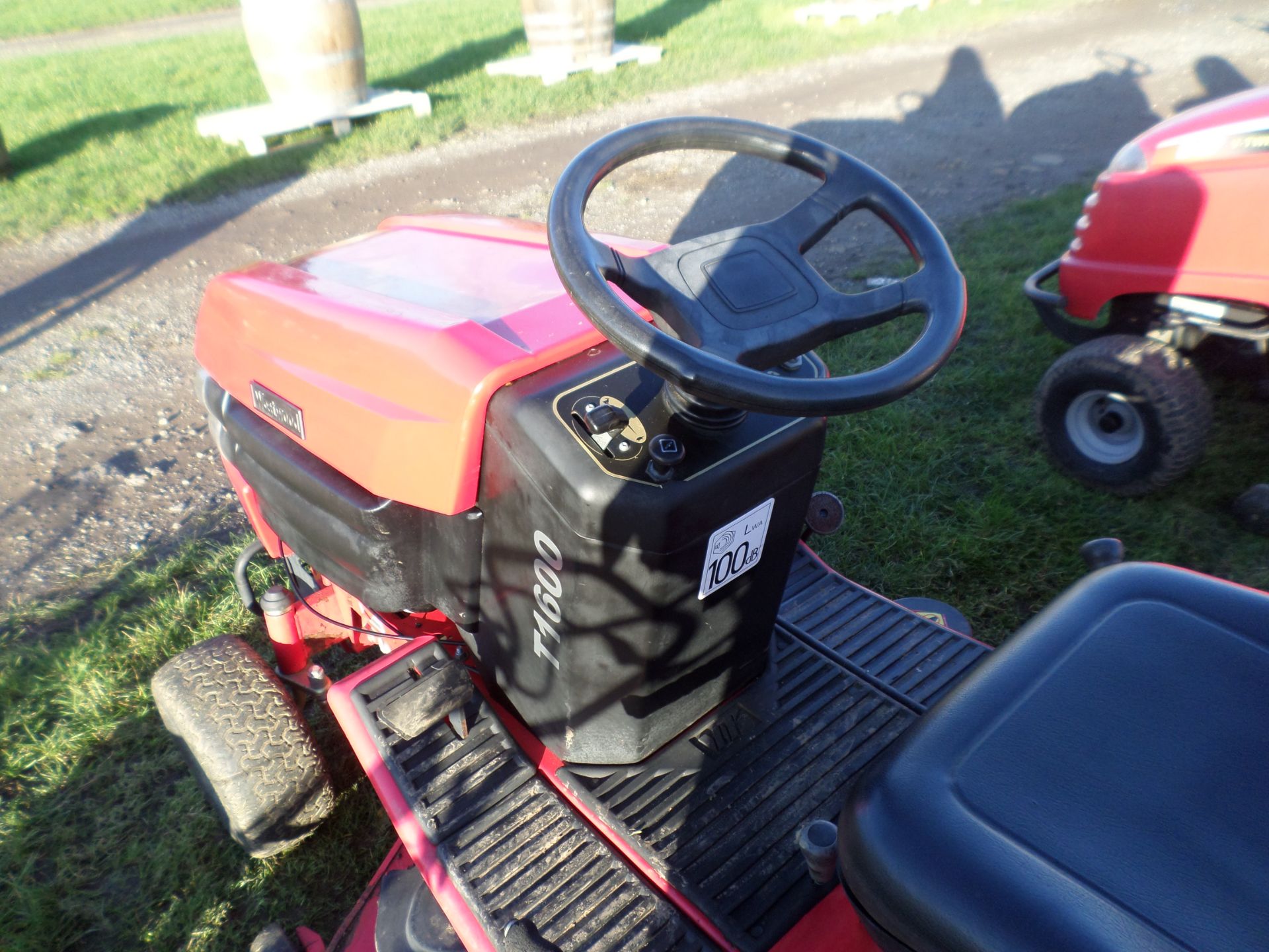 Westwood T1600 ride on mower, hydrostatic drive, 16HP, 42" cut c/w collector, used this season but - Image 3 of 3