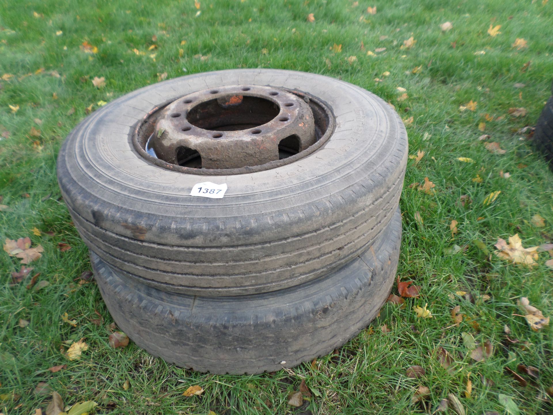 Pair tyres on rims 11/22.5