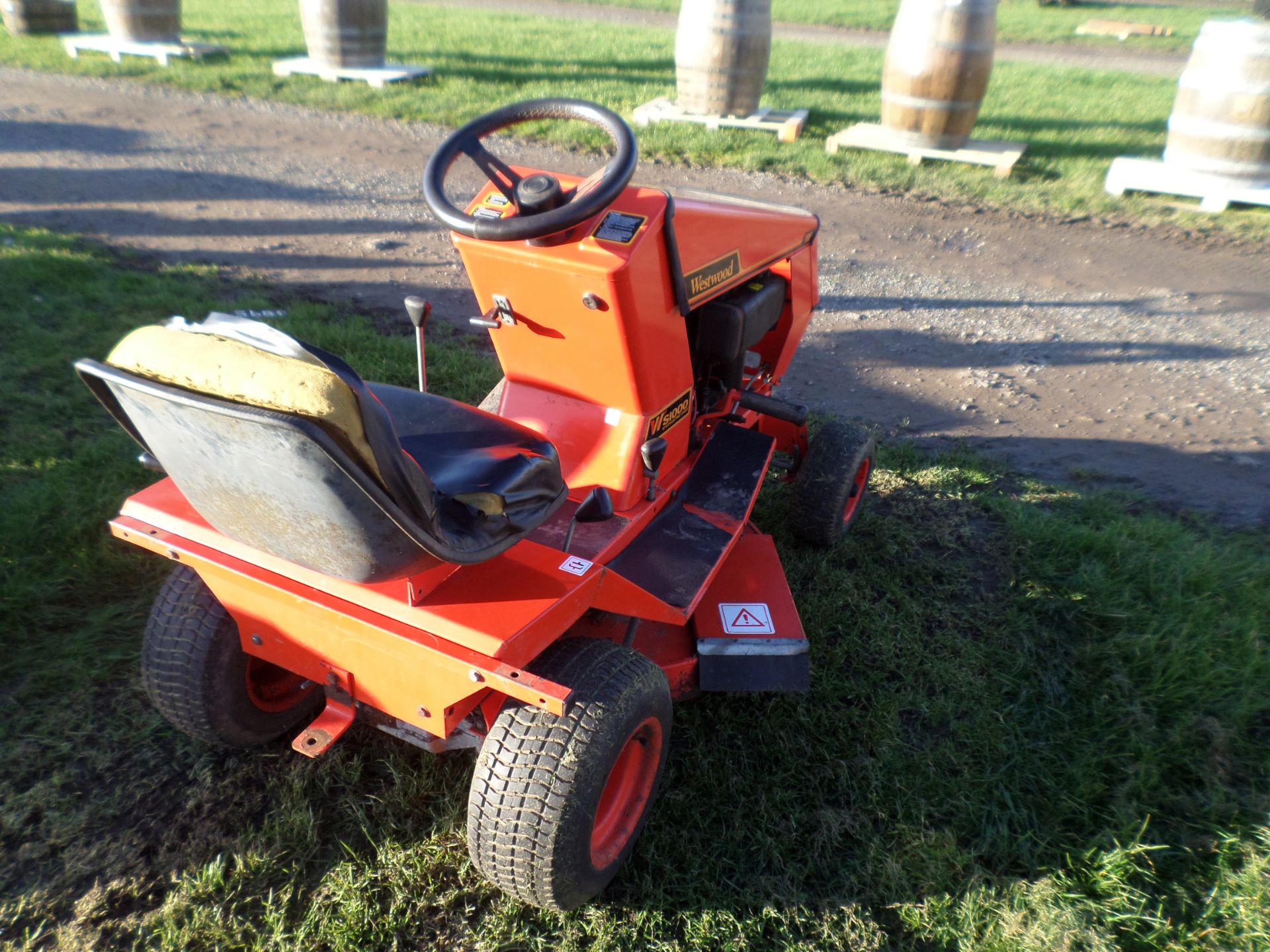 Westwood S1000 electric start ride on mower, side discharge deck, used this season but not serviced - Image 3 of 3