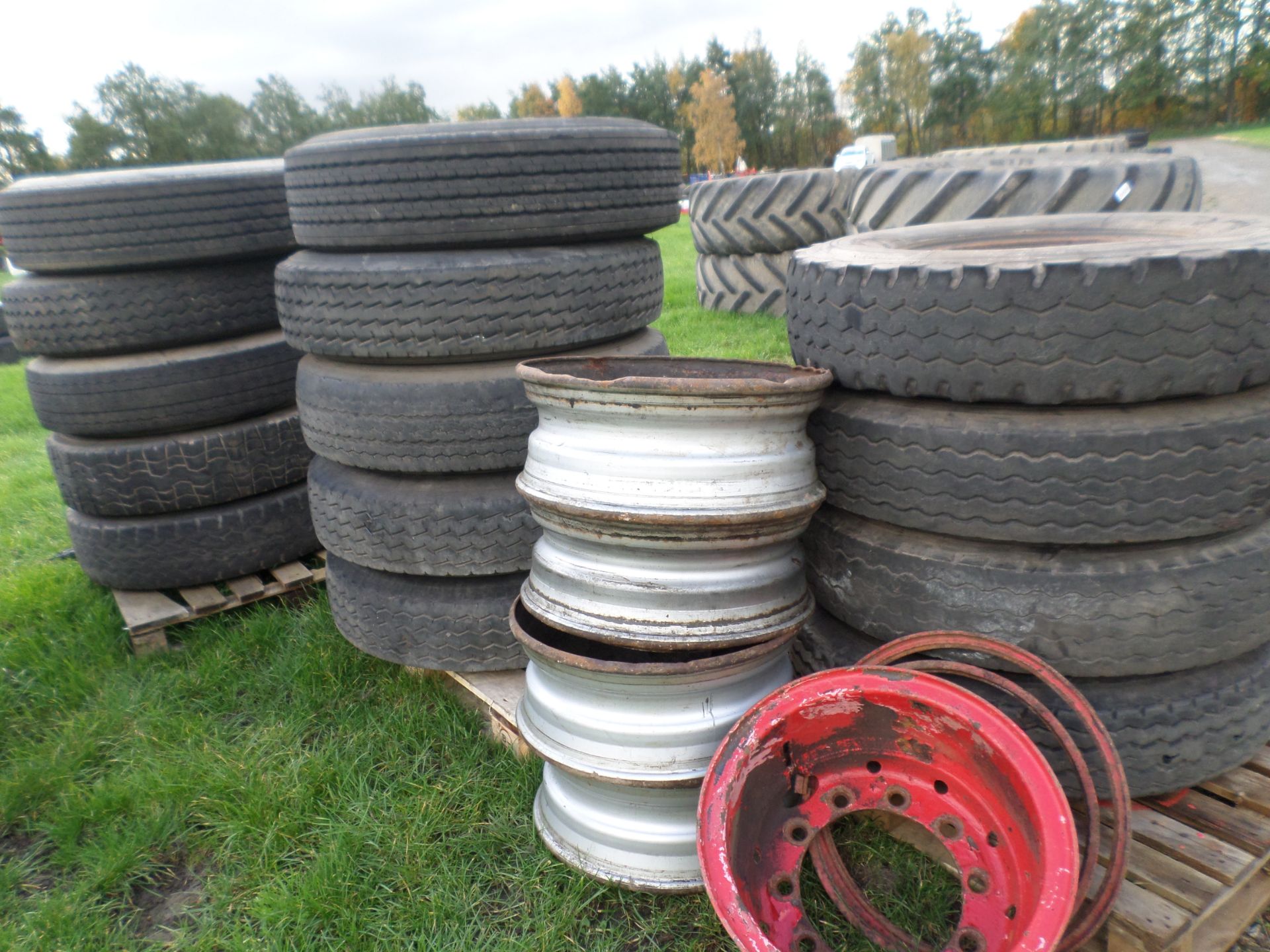 Quantity of various 11/22.5 tyres and rims, idea for trailers - Image 2 of 2